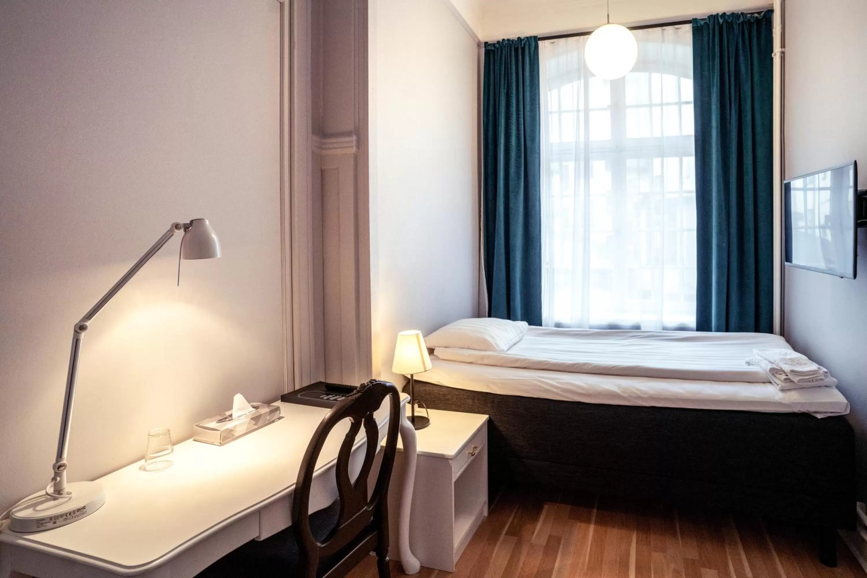 Bed in Queen's Hotel by First Hotels