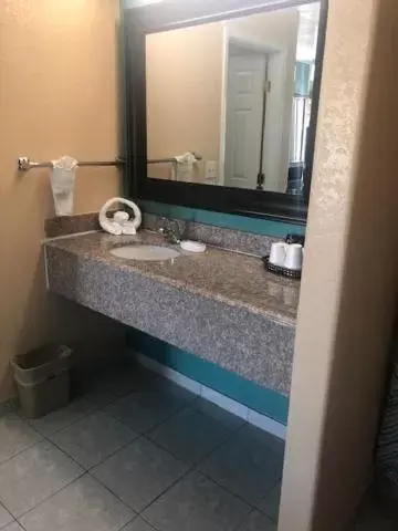 Bathroom in Pinn Road Inn and Suites Lackland AFB and Seaworld