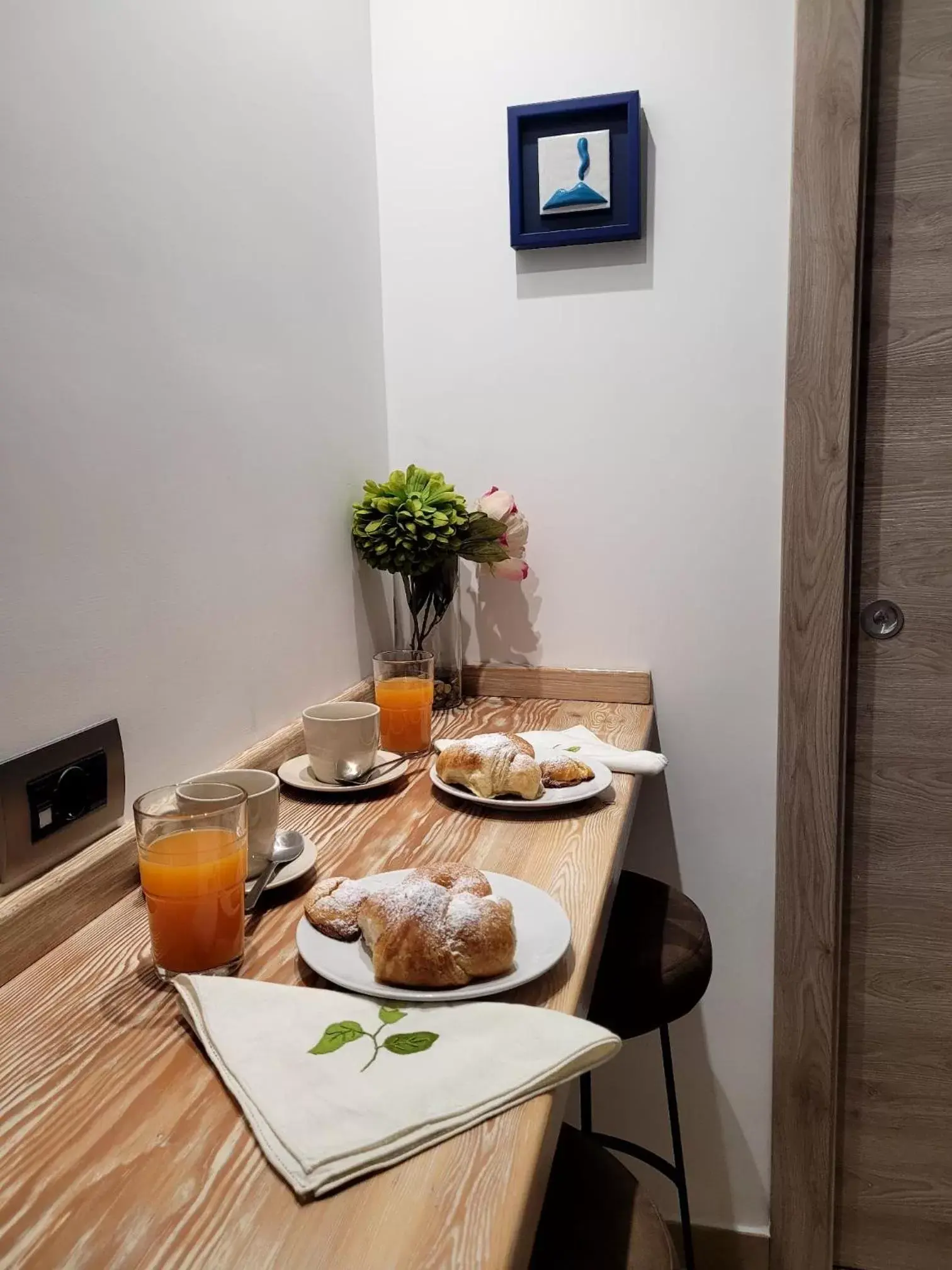 Kitchen or kitchenette, Dining Area in Pompei Suite