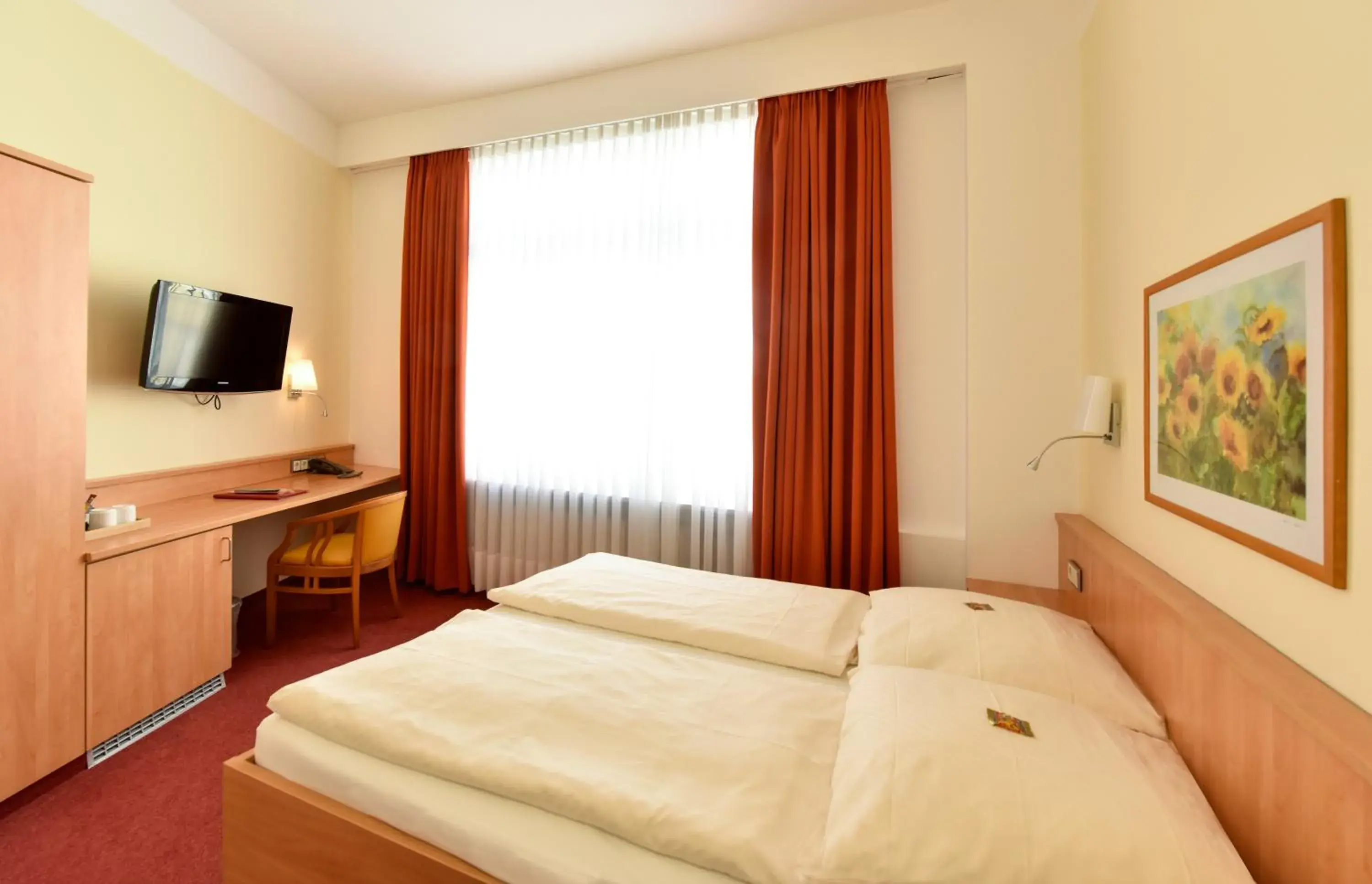 Photo of the whole room, Bed in Hotel ADRIA München