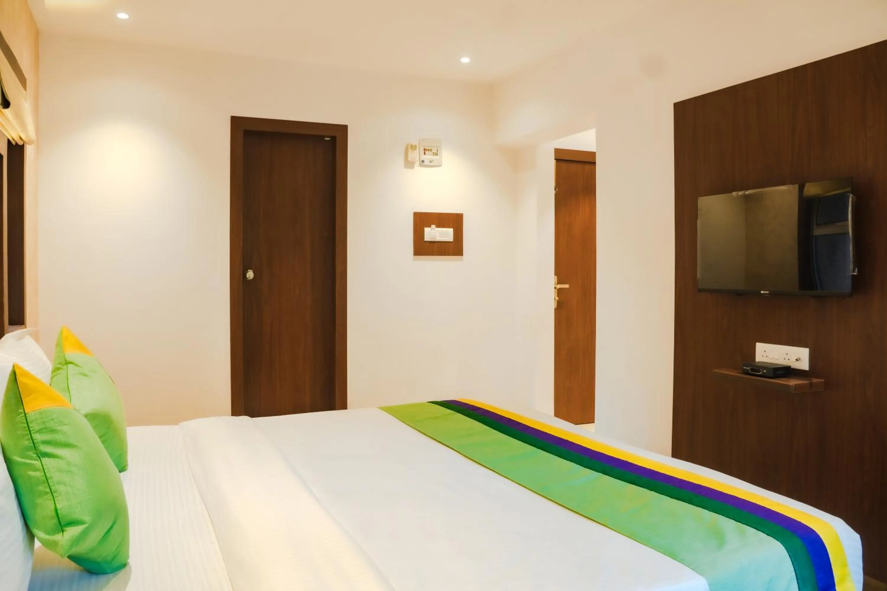Bedroom, Bed in Treebo Serenity Inn, Koregaon Park