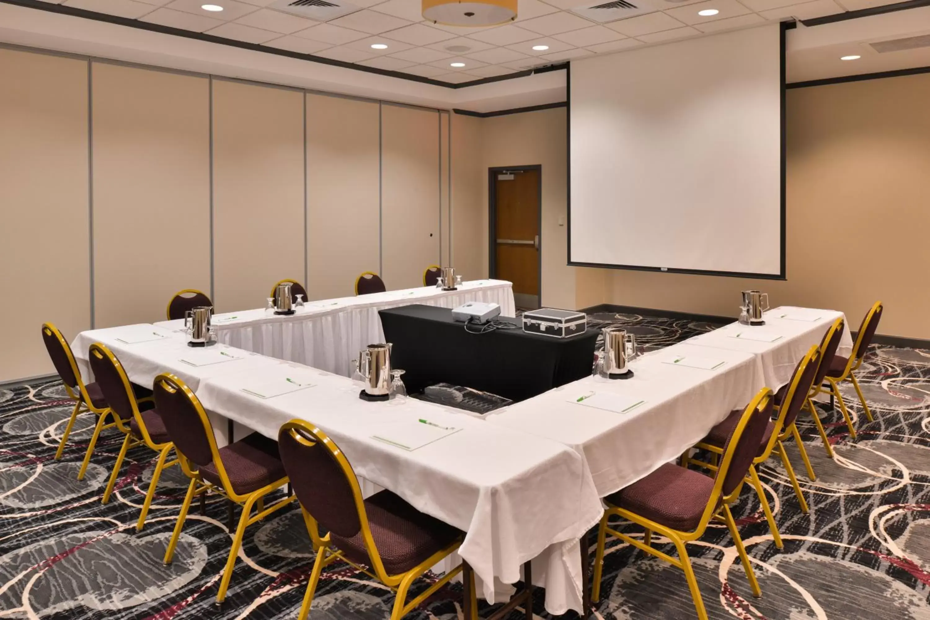 Meeting/conference room in Holiday Inn Kansas City Airport, an IHG Hotel