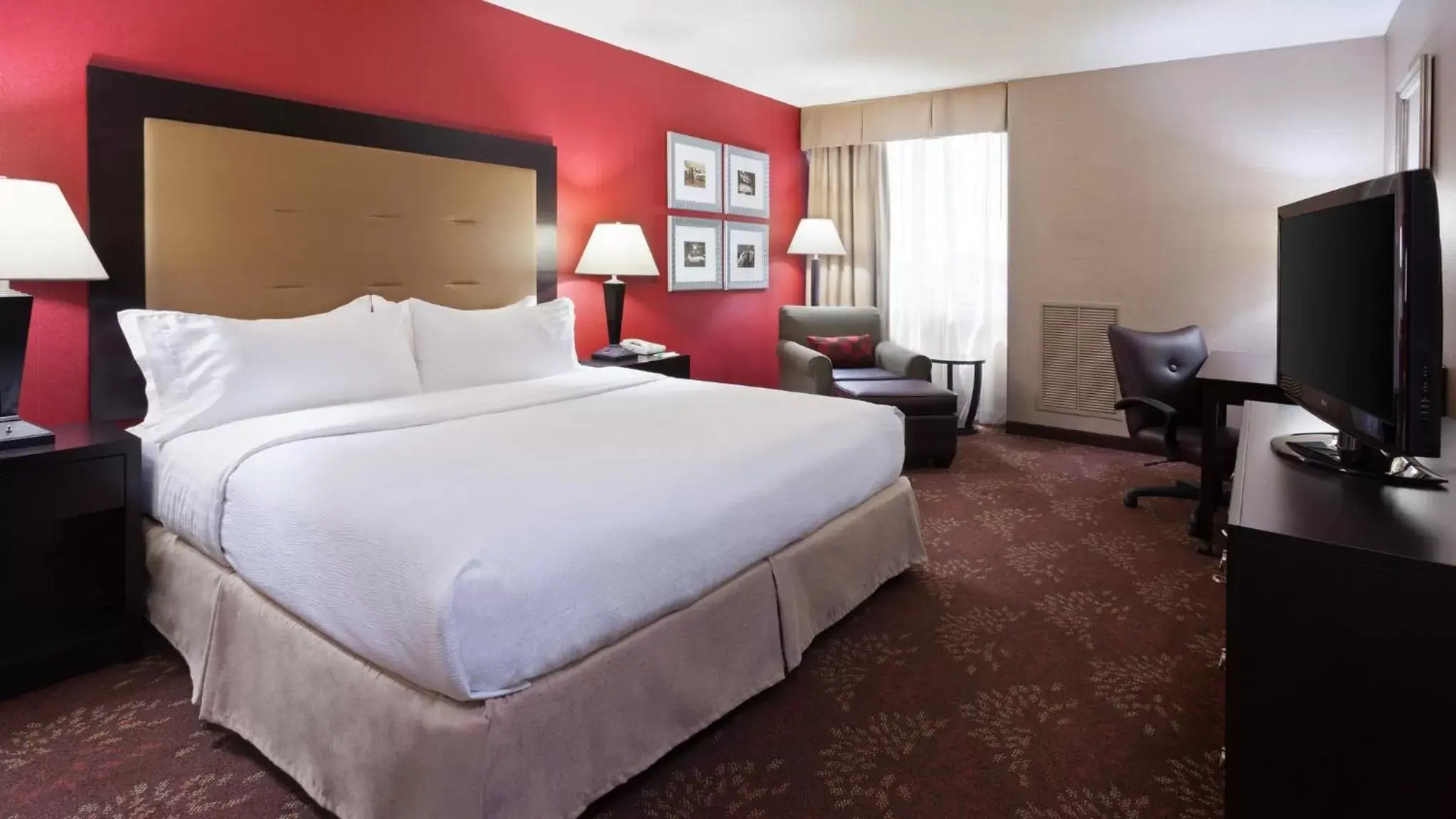 Photo of the whole room, Bed in Holiday Inn Cincinnati Airport, an IHG Hotel