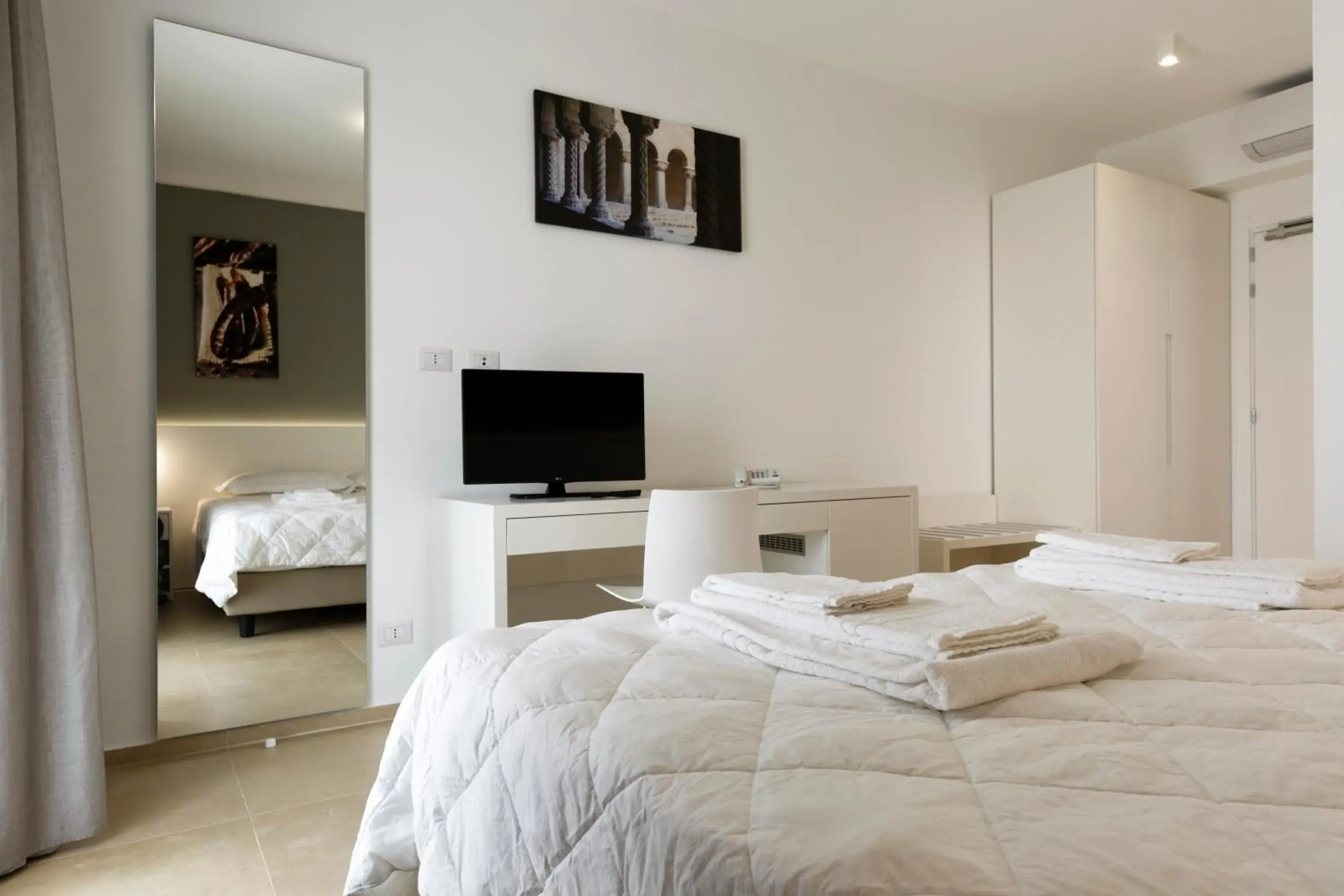 Bathroom, Bed in Southeast Hotel