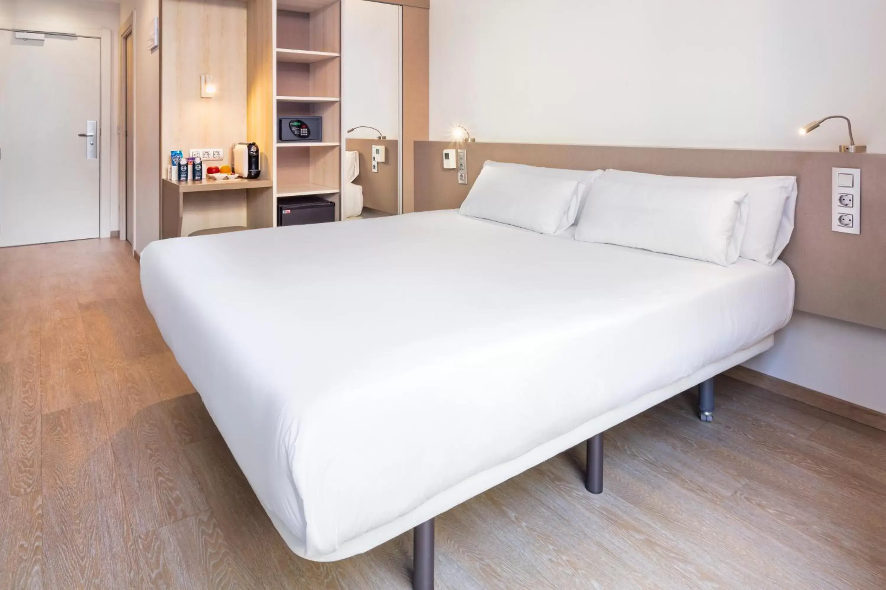 Bedroom, Bed in B&B HOTEL Madrid Fuenlabrada