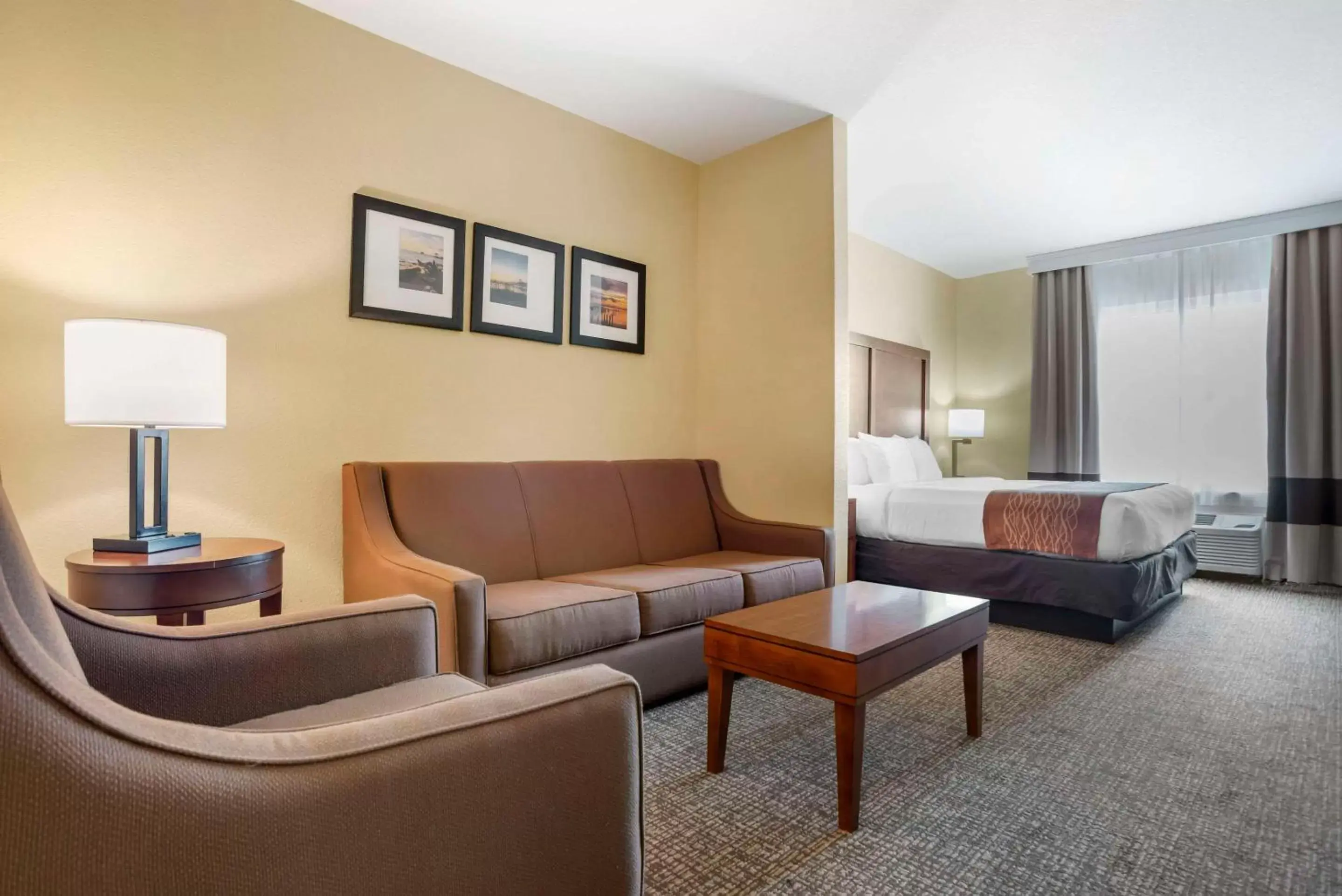 Bedroom, Seating Area in Comfort Inn & Suites Mobile near Eastern Shore Centre