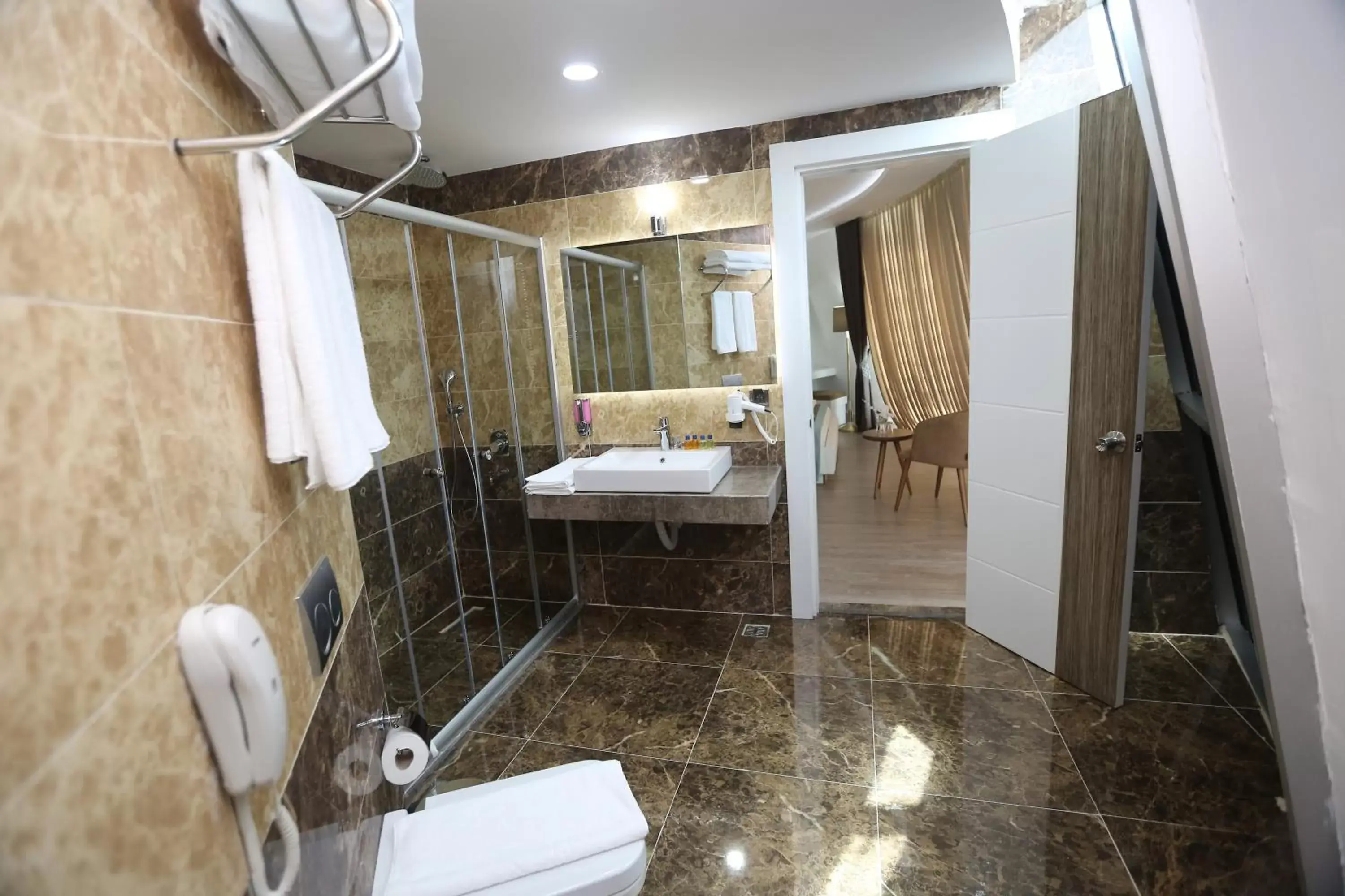 Shower, Bathroom in Elips Royal Hotel & SPA