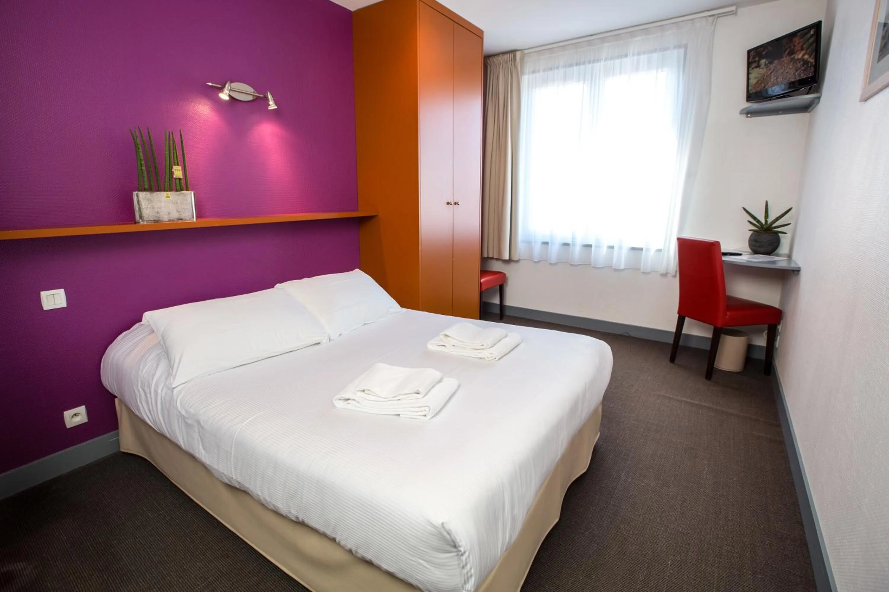 Bed in Logis Hôtel Sea View