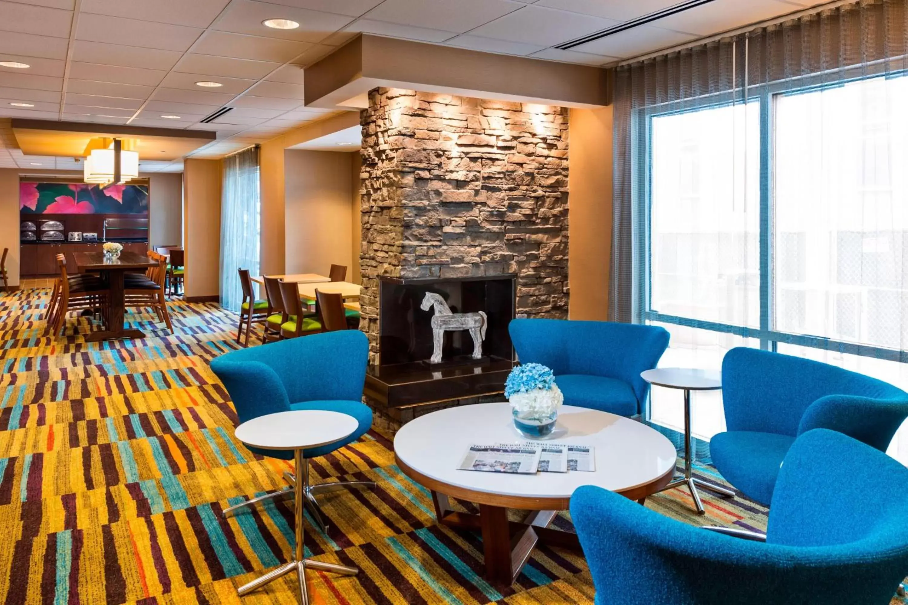 Lobby or reception, Lounge/Bar in Fairfield Inn & Suites by Marriott Atlanta Buckhead