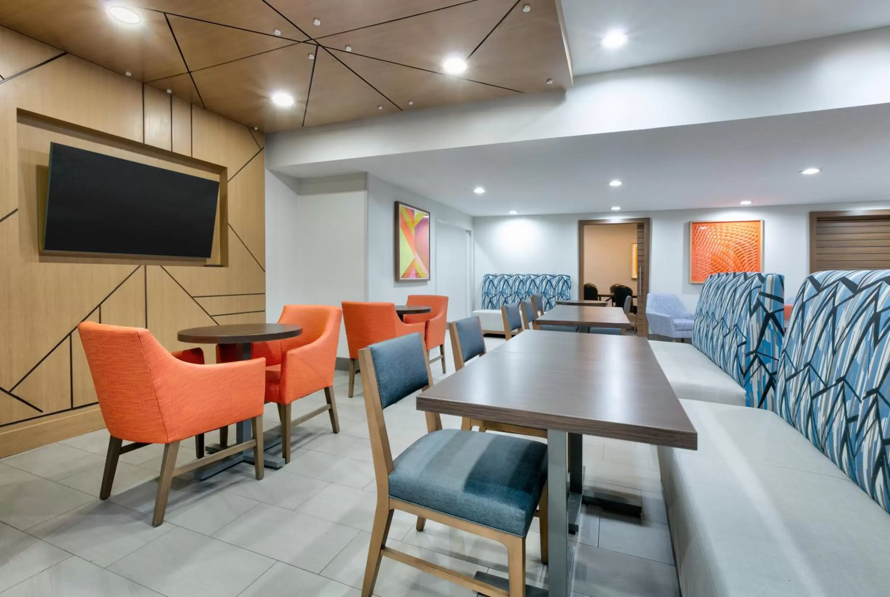 Communal lounge/ TV room in Holiday Inn Express & Suites - Dallas Park Central Northeast, an IHG Hotel