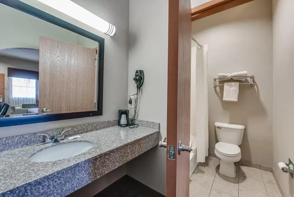 Bathroom in Executive Inn & Suites Cushing