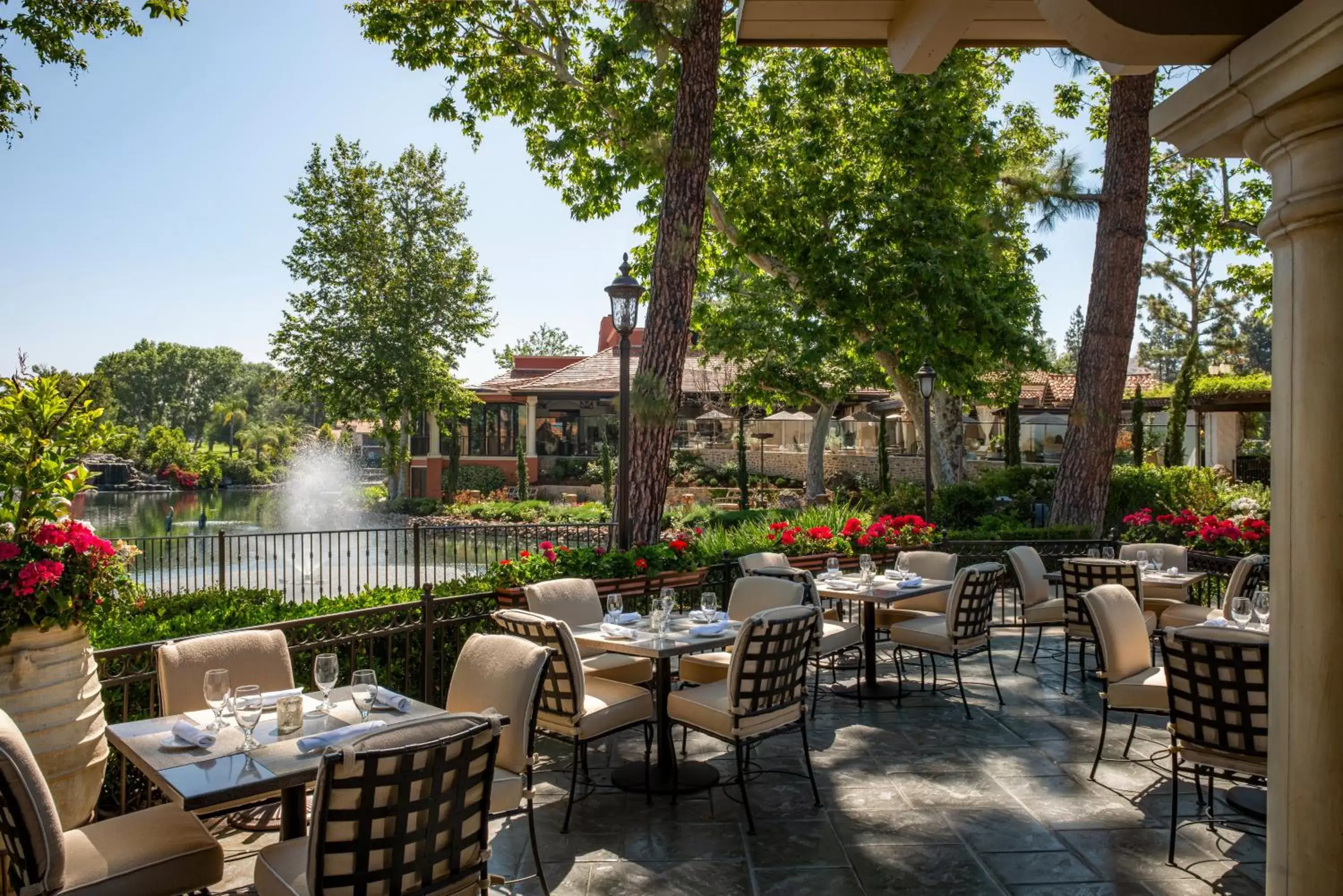 Restaurant/Places to Eat in Westlake Village Inn