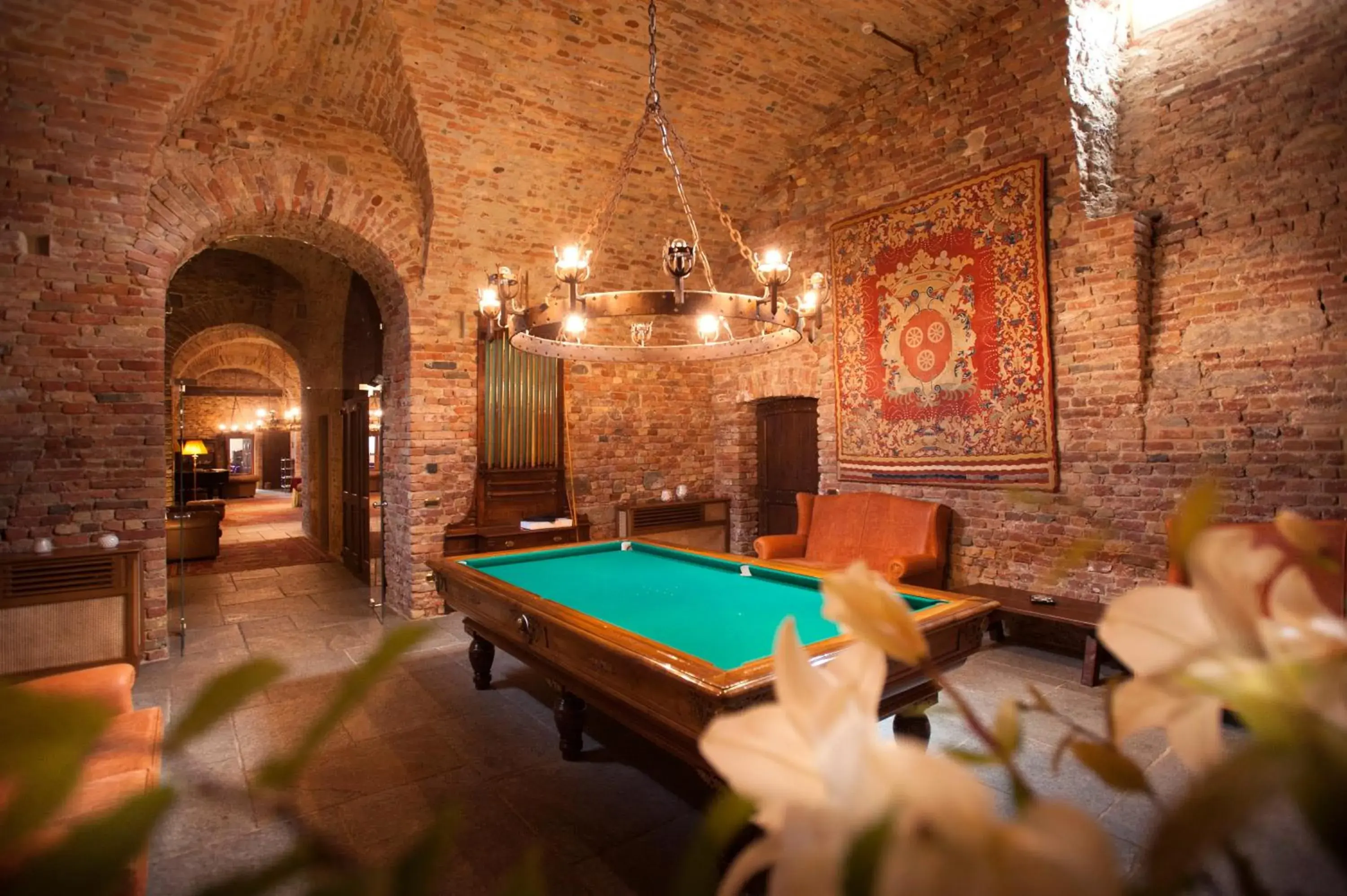 Communal lounge/ TV room, Billiards in Castello di Guarene