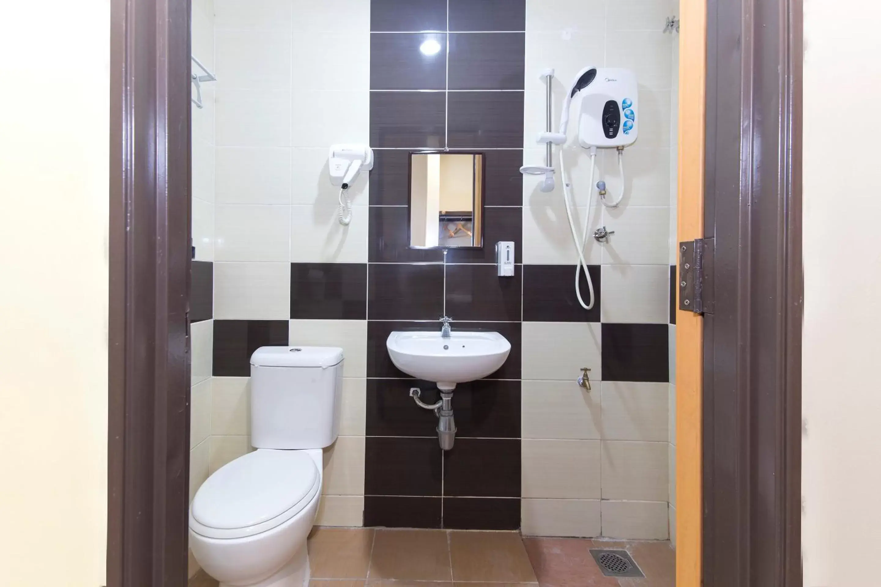 Toilet, Bathroom in Hotel Raja Bot