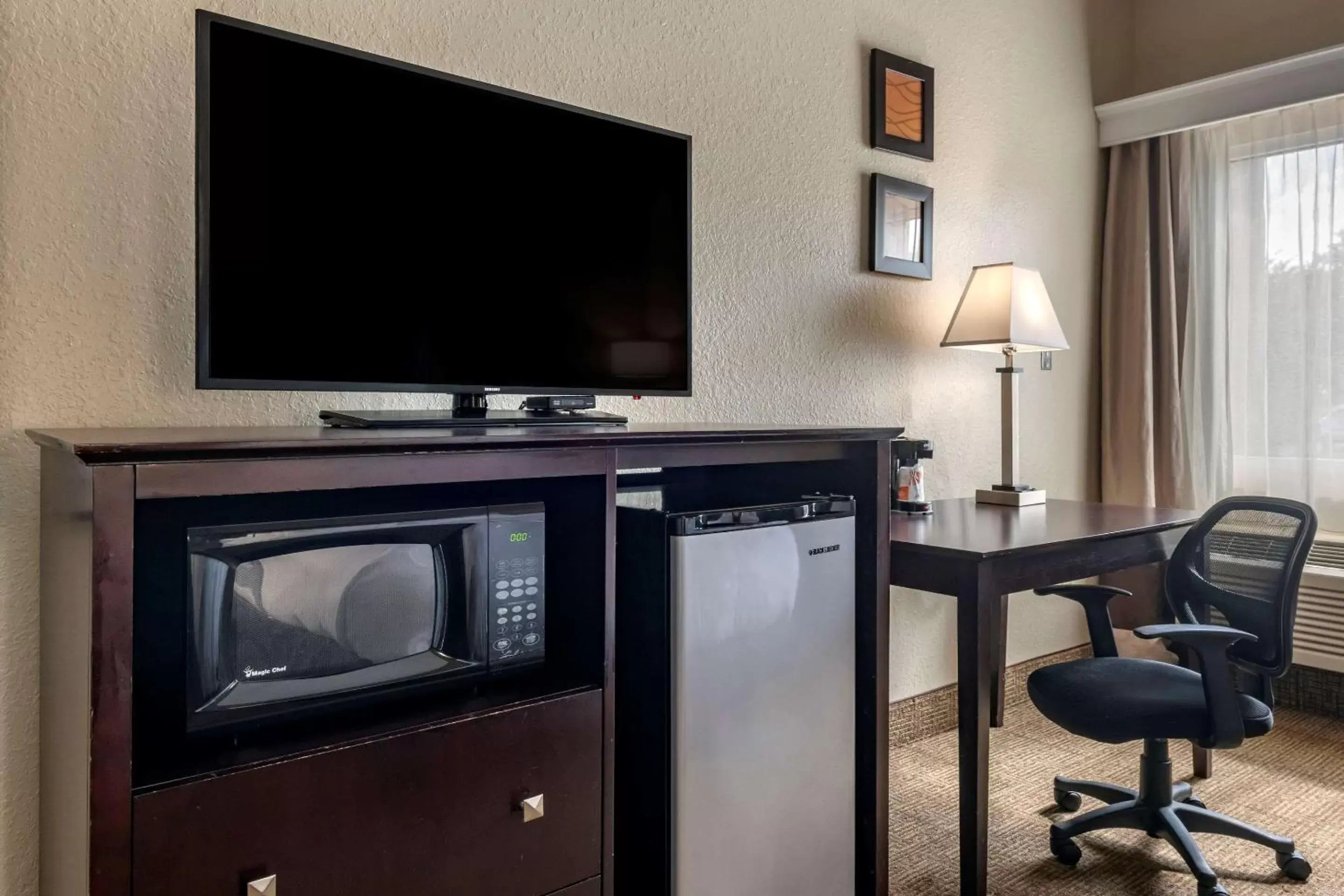 Photo of the whole room, TV/Entertainment Center in Comfort Inn & Suites DeLand - near University