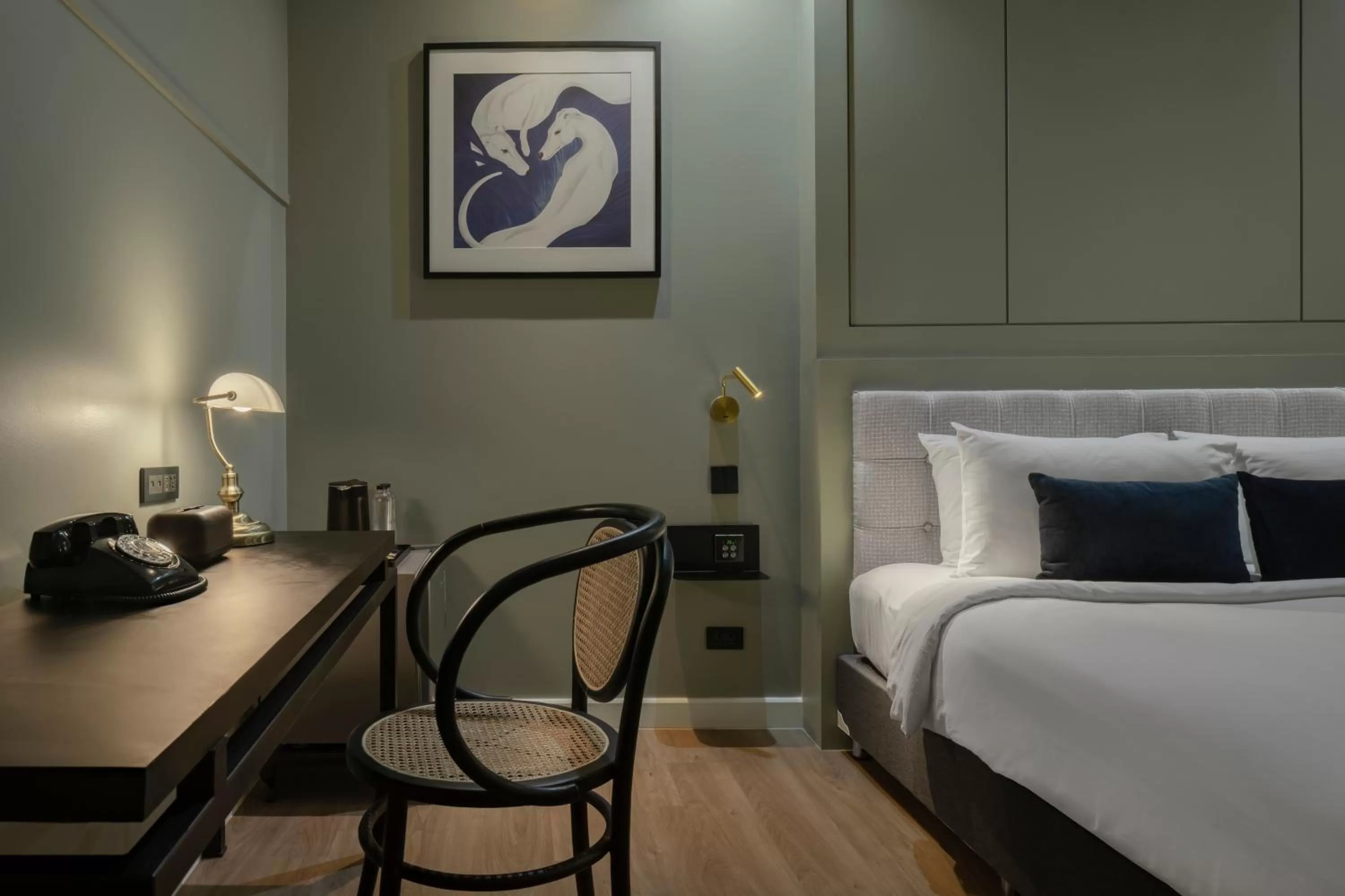 hair dresser, Bed in Hotel Thomas Bangkok