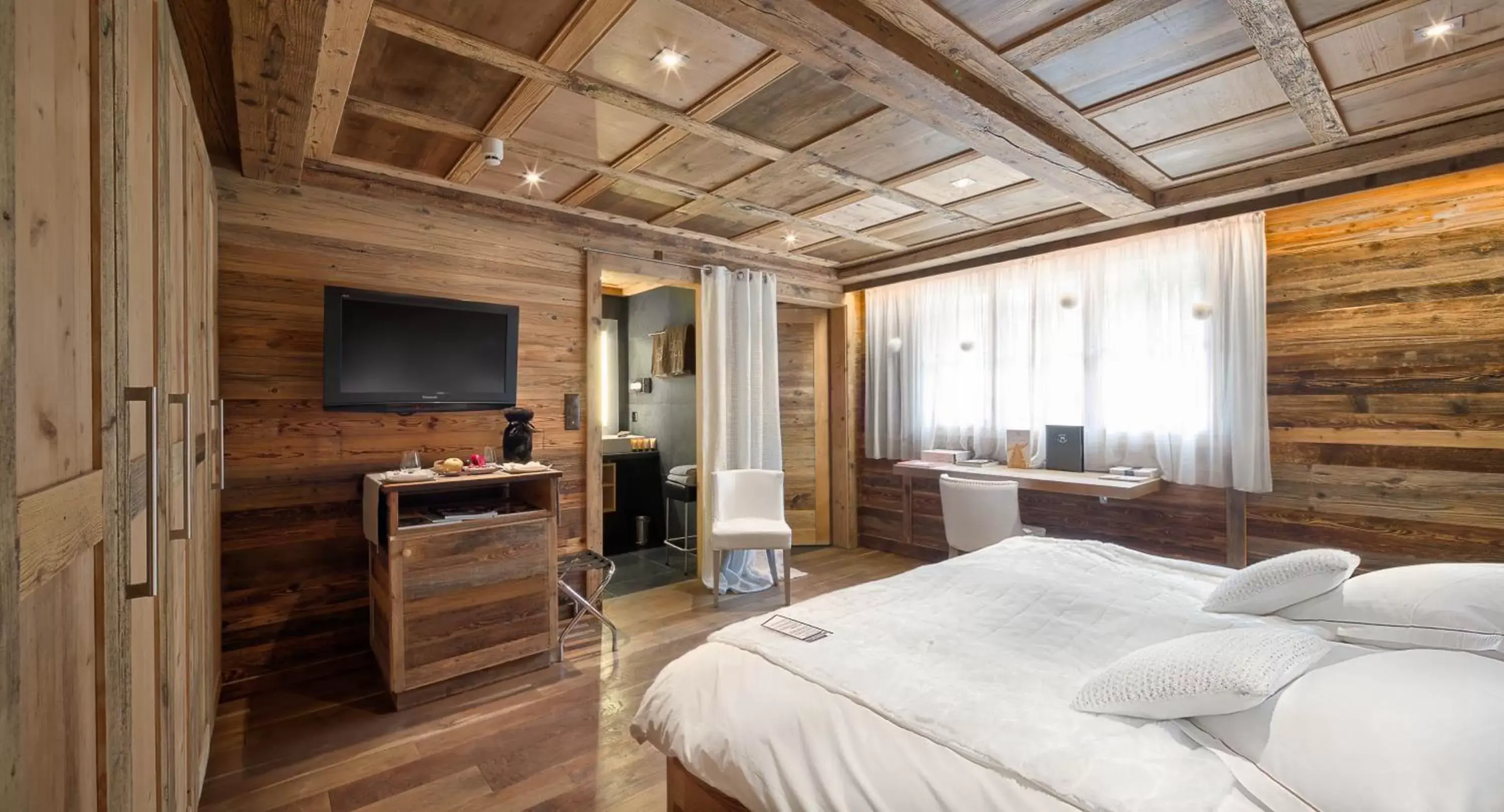 Photo of the whole room, TV/Entertainment Center in Hostellerie du Pas de l'Ours "Relais et Châteaux"