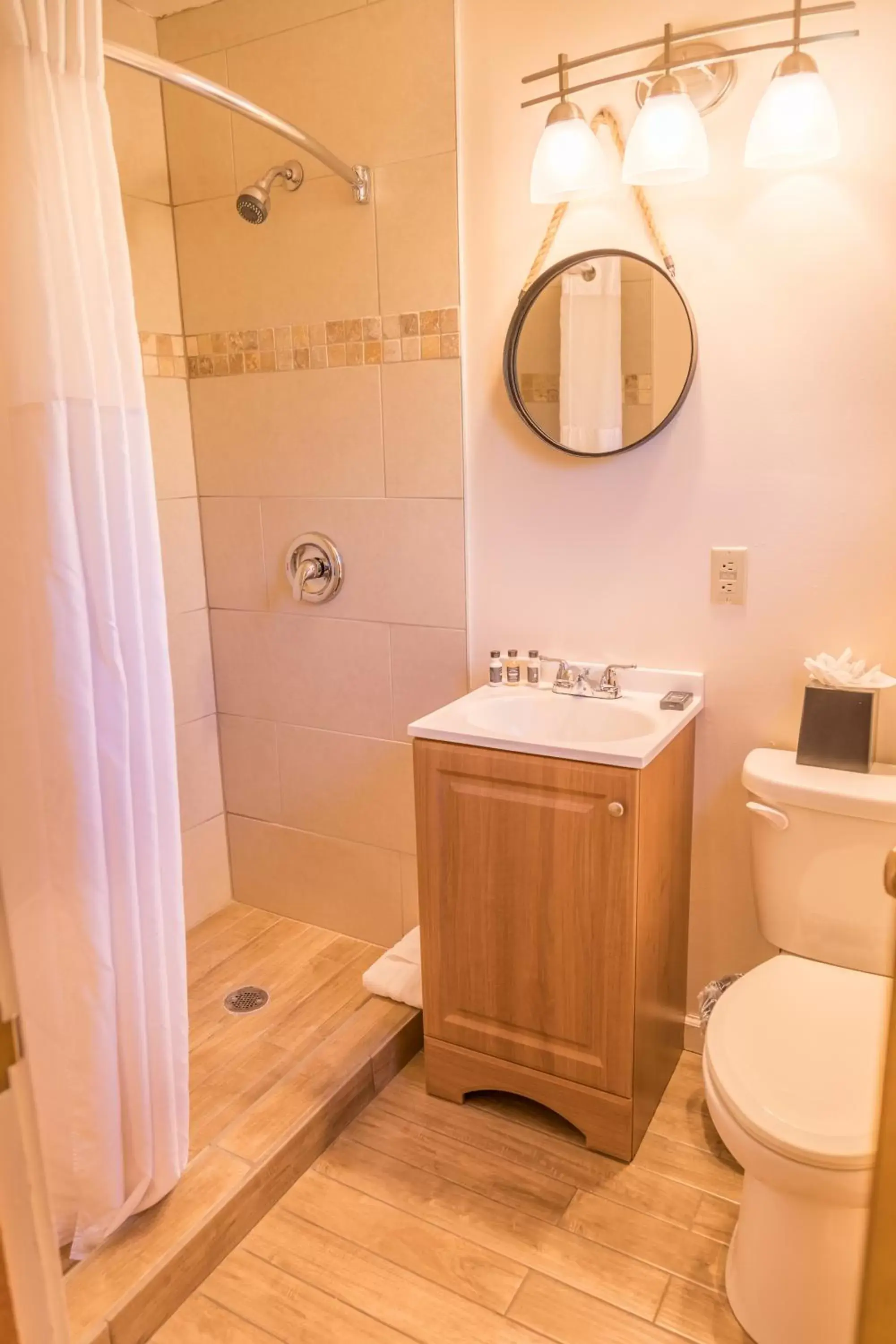 Shower, Bathroom in Alpine Trail Ridge Inn