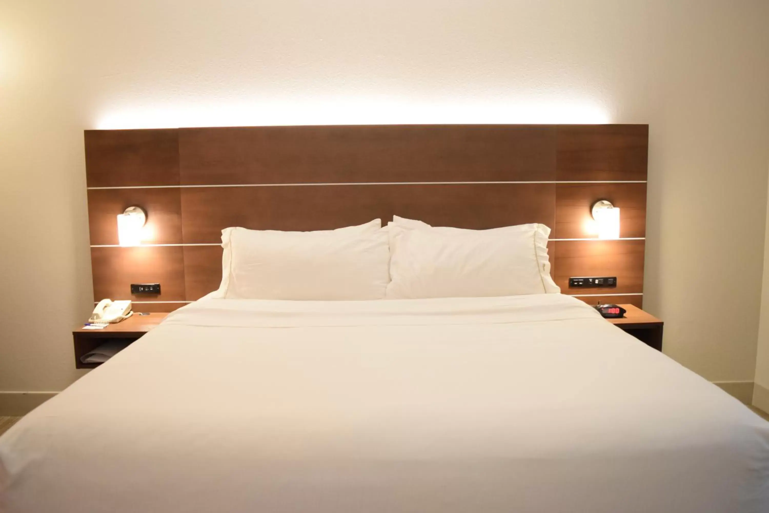 Bedroom, Bed in Holiday Inn Express & Suites Pensacola West I-10 by IHG Bedroom, Bed in Holiday Inn Express & Suites Pensacola West I-10 by IHG