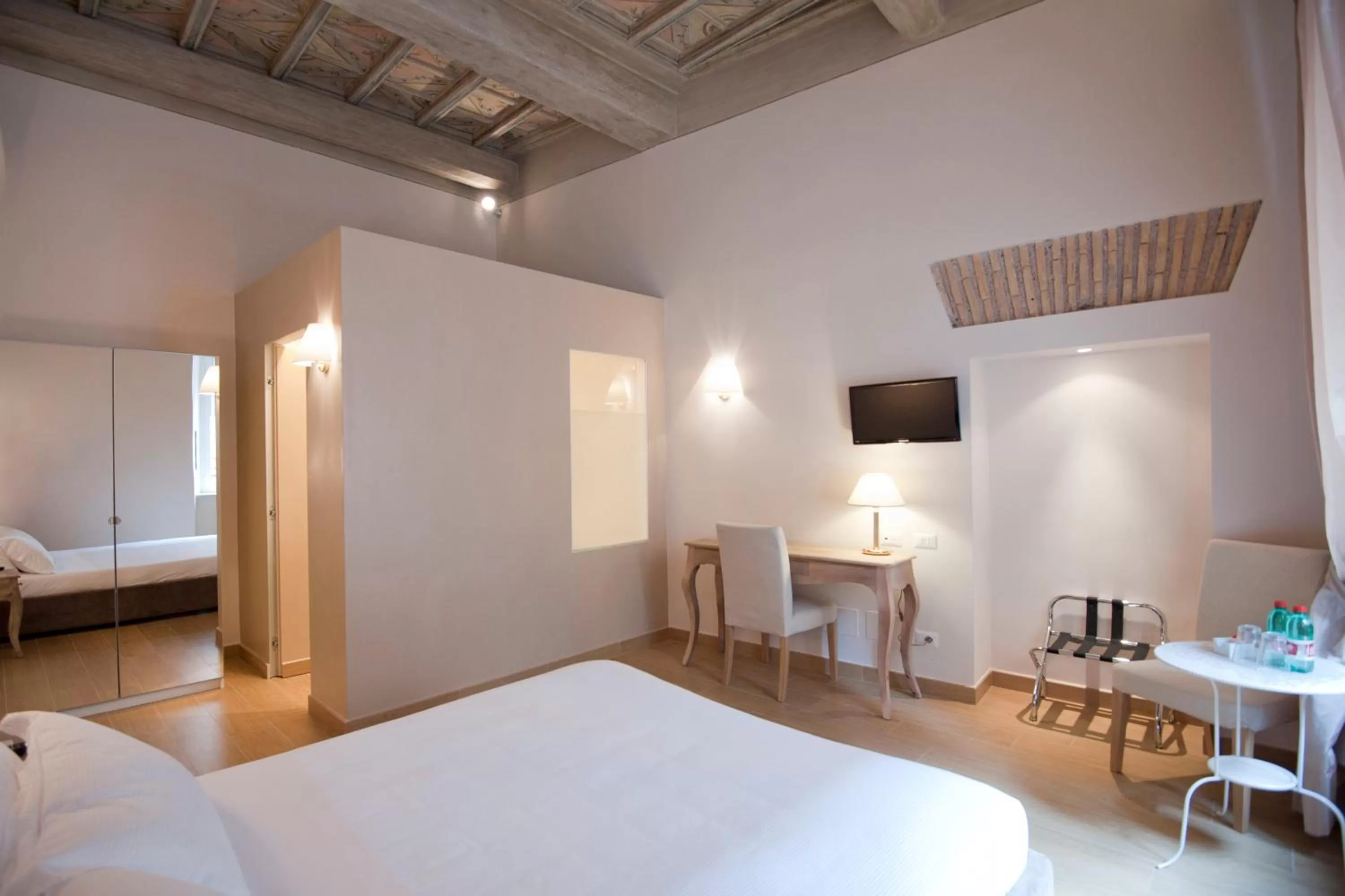 Bedroom, Bed in Little Queen Suite