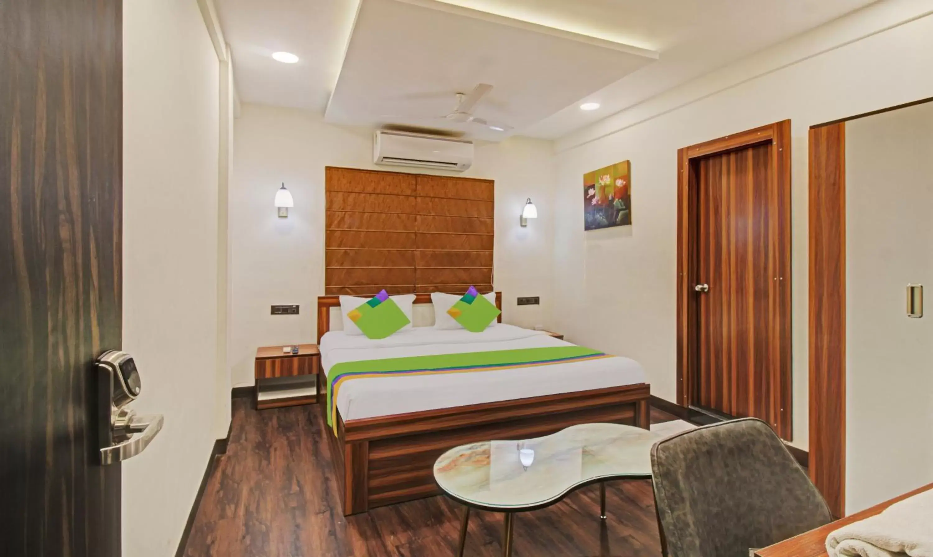 Photo of the whole room, Bed in Treebo The Boss Photo of the whole room, Bed in Treebo The Boss