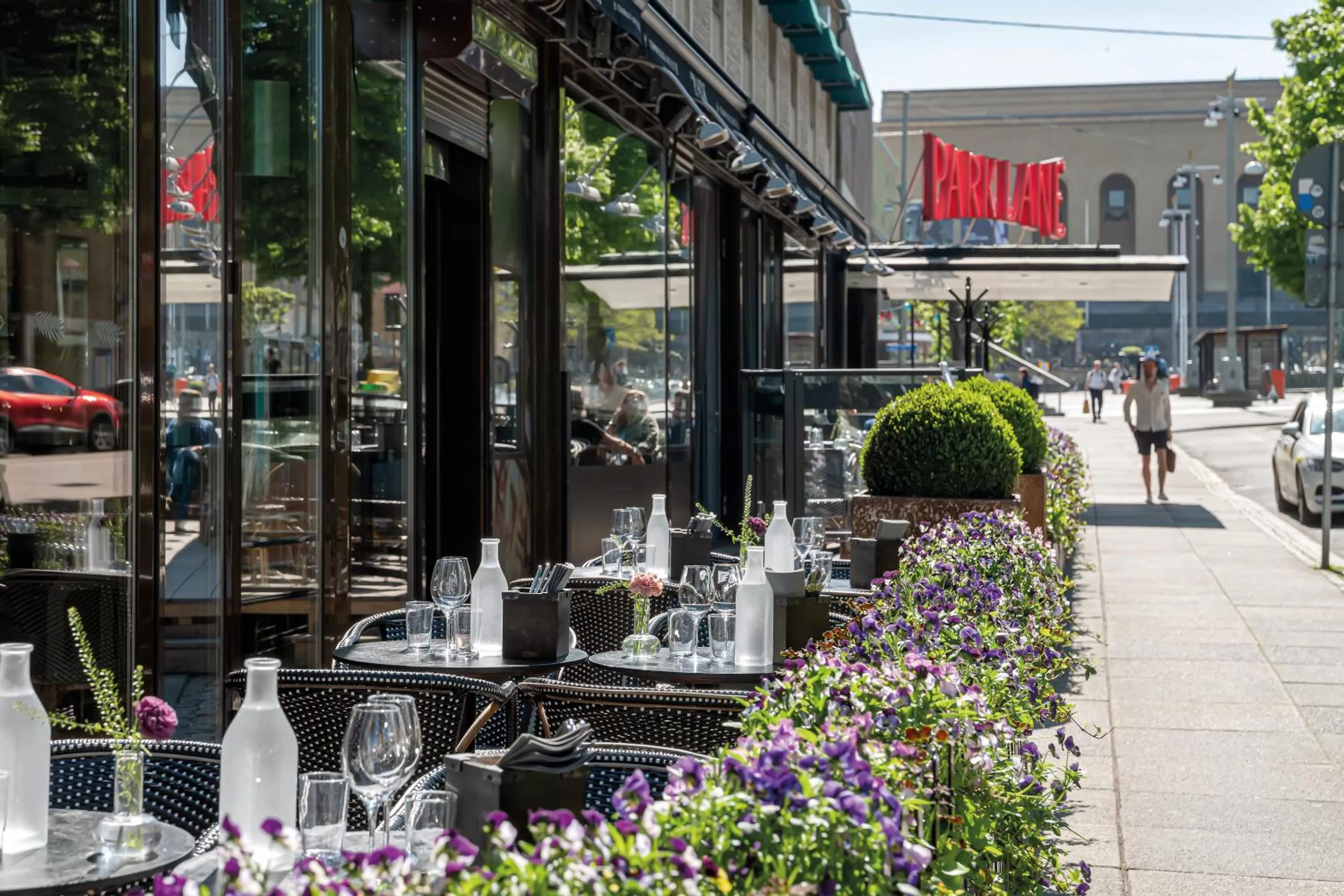 Restaurant/places to eat in Elite Park Avenue Hotel