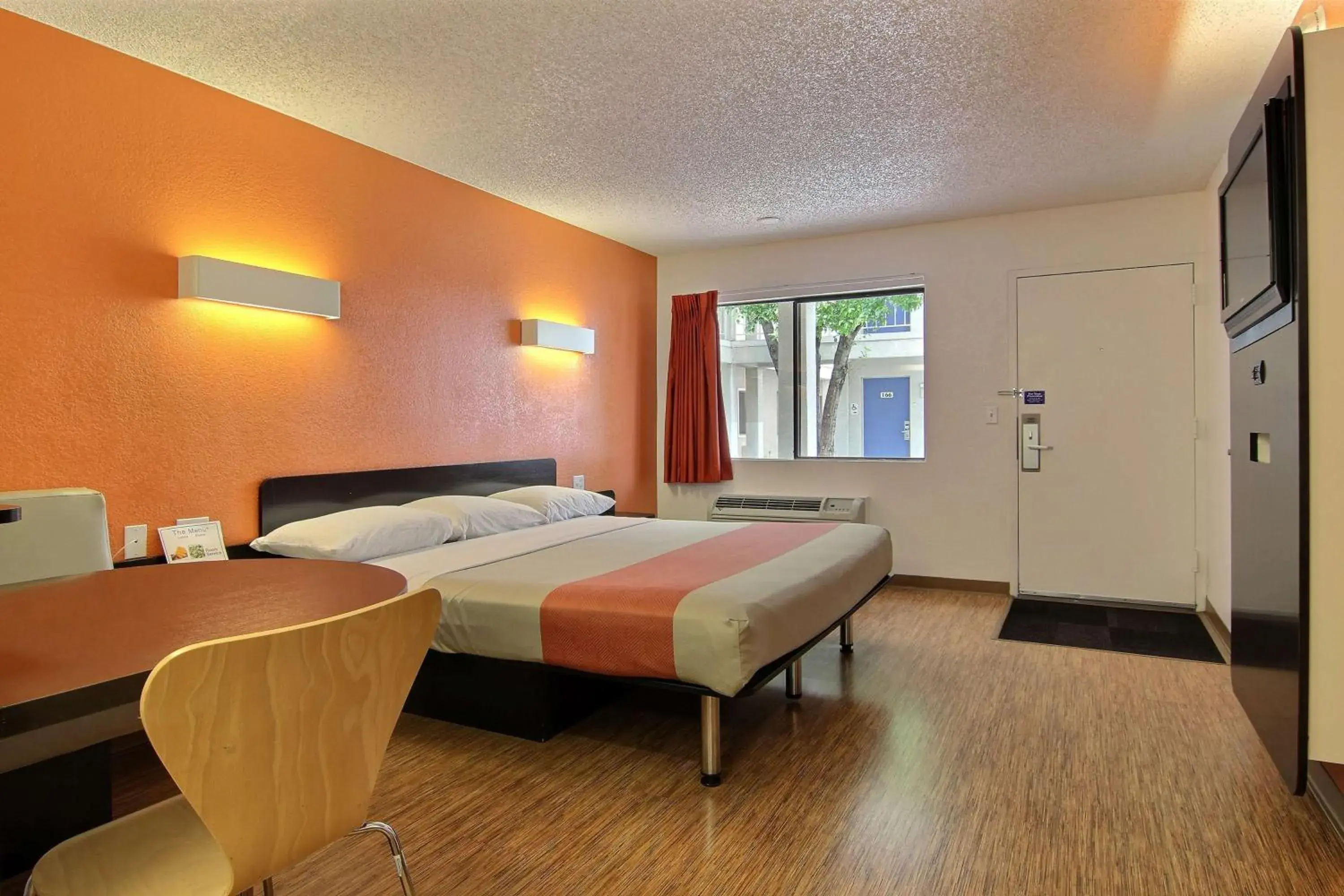 TV and multimedia, Bed in Motel 6-Albuquerque, NM - Coors Road