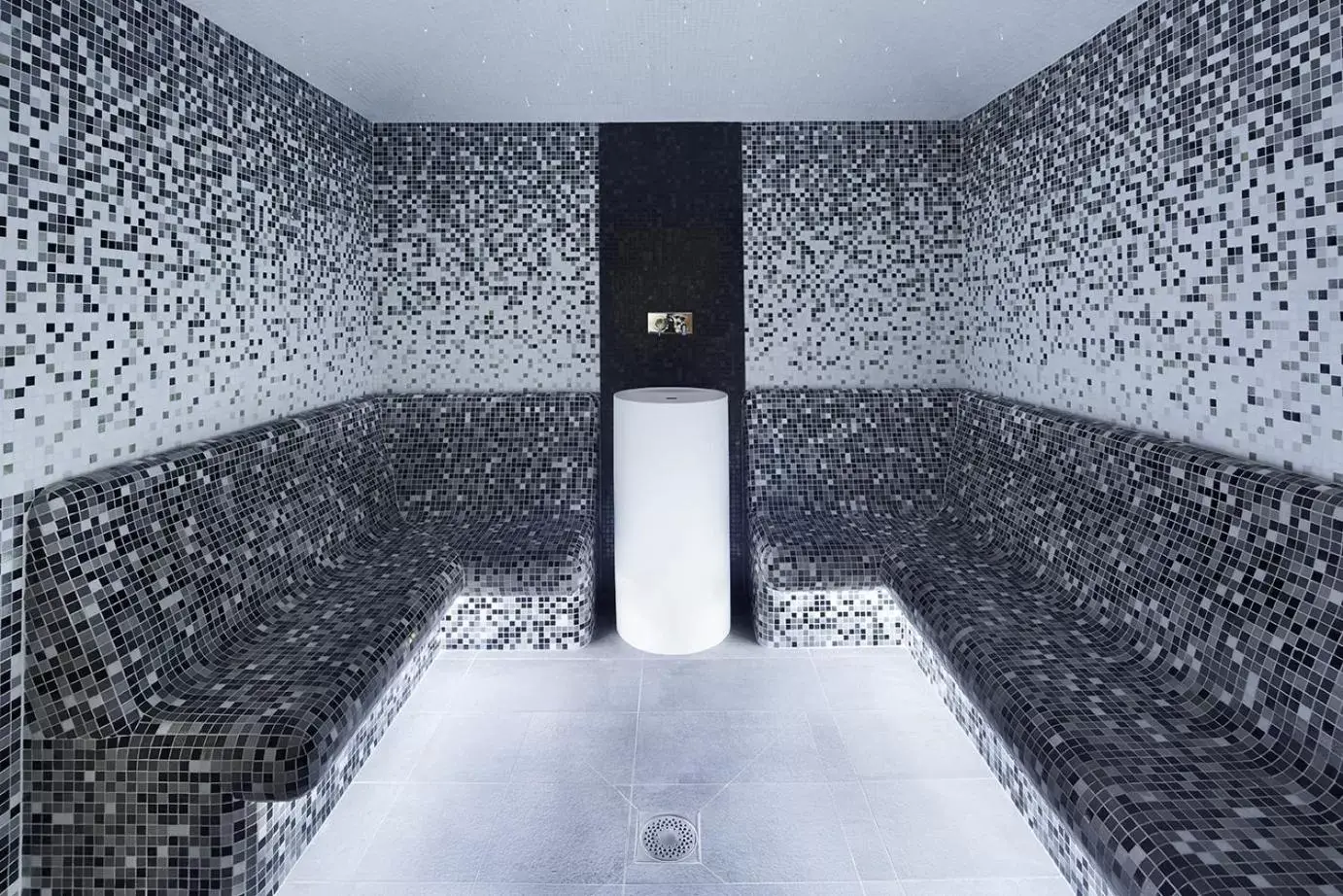 Steam room in Kyriad Prestige Lyon Est - Saint Priest Eurexpo Hotel and SPA