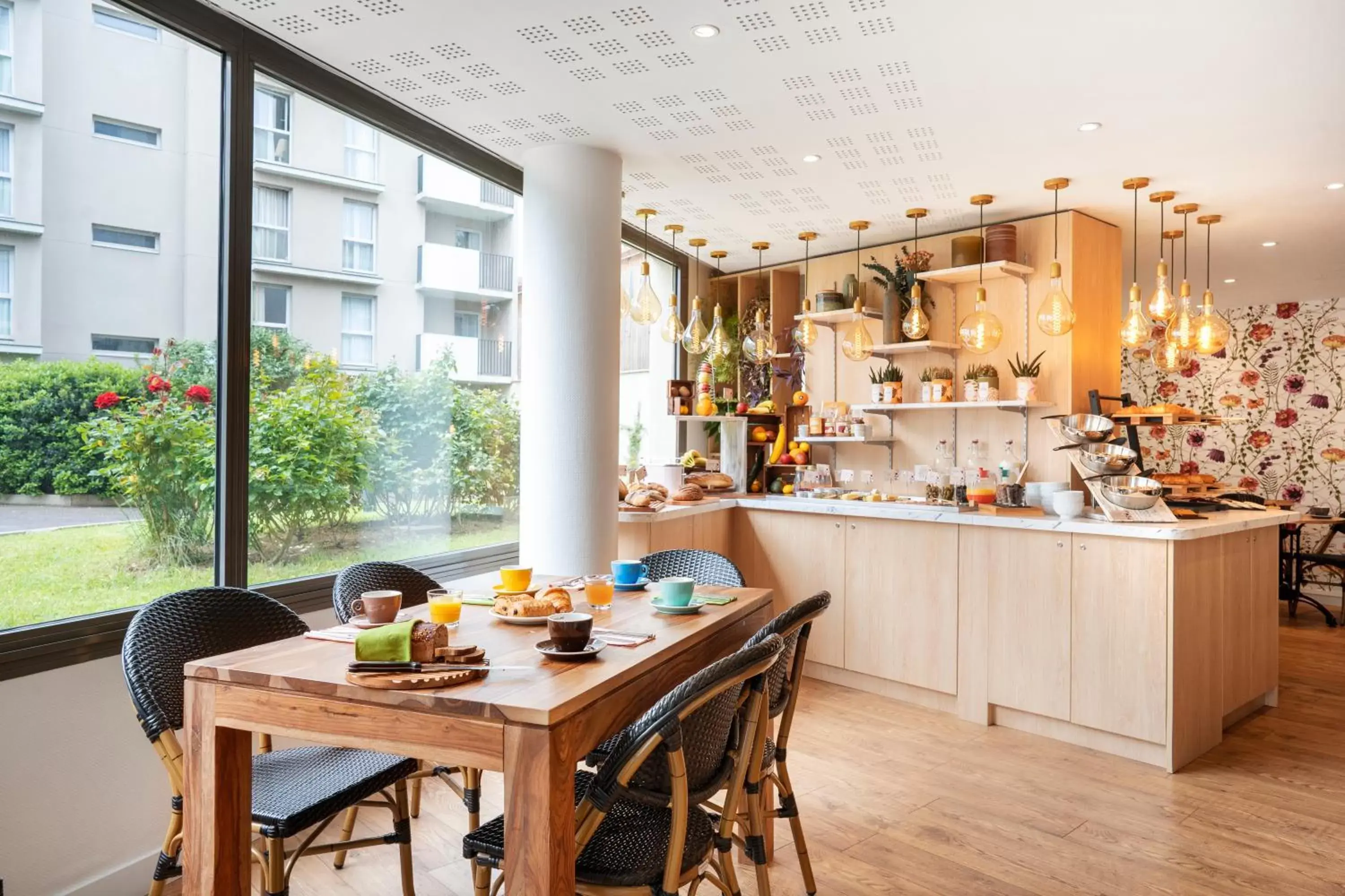 Buffet breakfast, Restaurant/Places to Eat in Séjours & Affaires Paris-Malakoff
