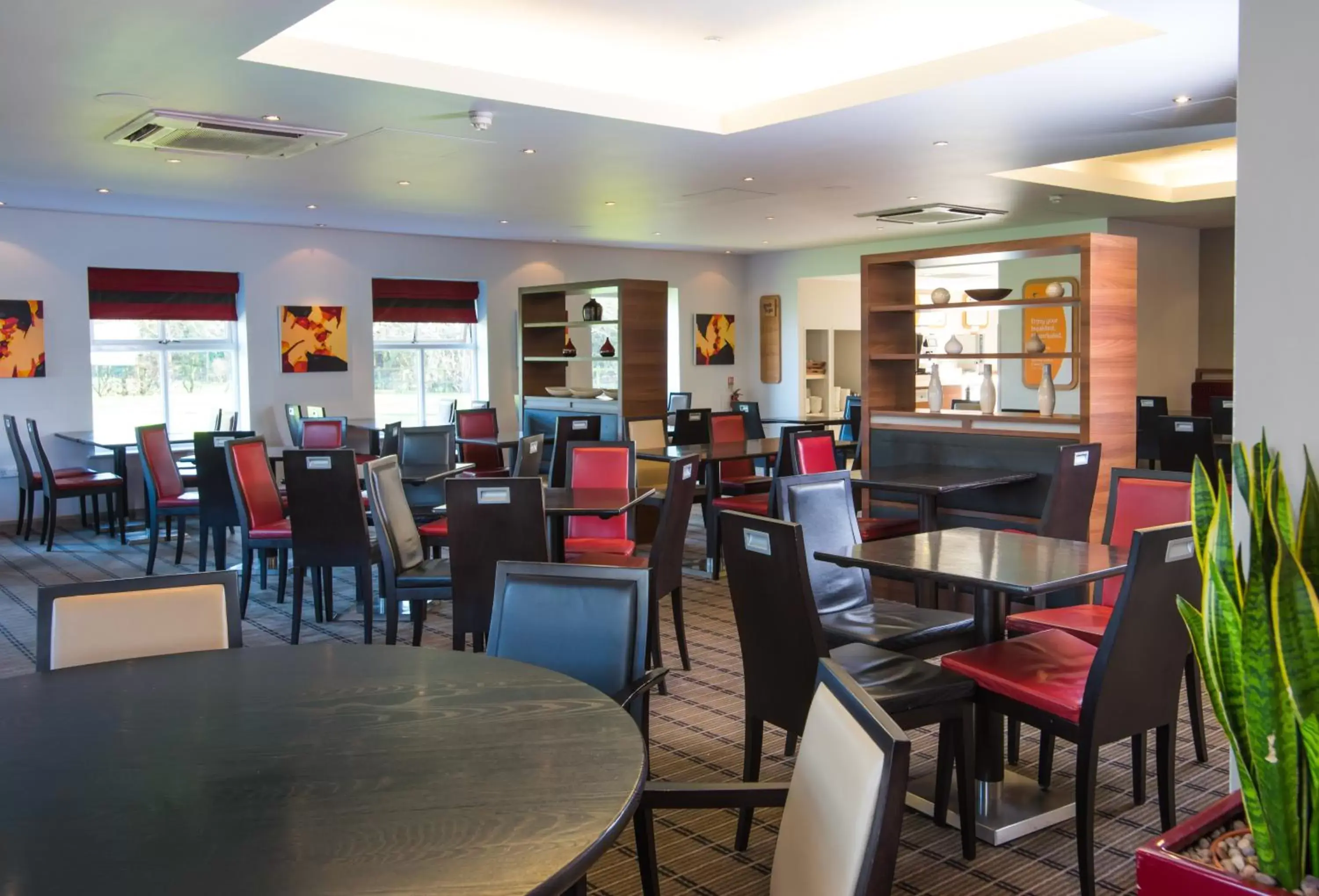 Restaurant/Places to Eat in Holiday Inn Express Warwick - Stratford-upon-Avon, an IHG Hotel