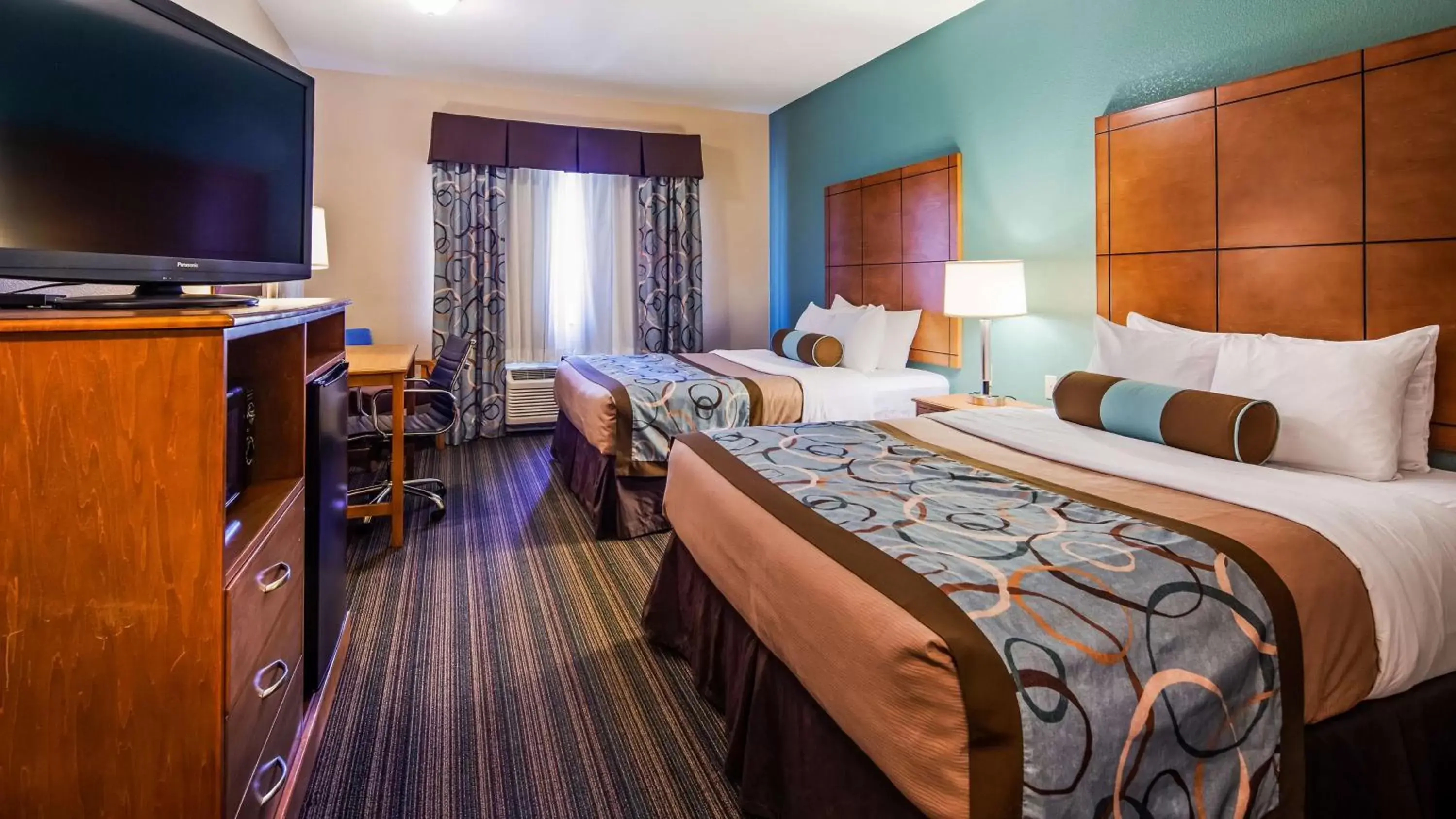 Bedroom, TV/Entertainment Center in Best Western Plus Seminole Hotel & Suites