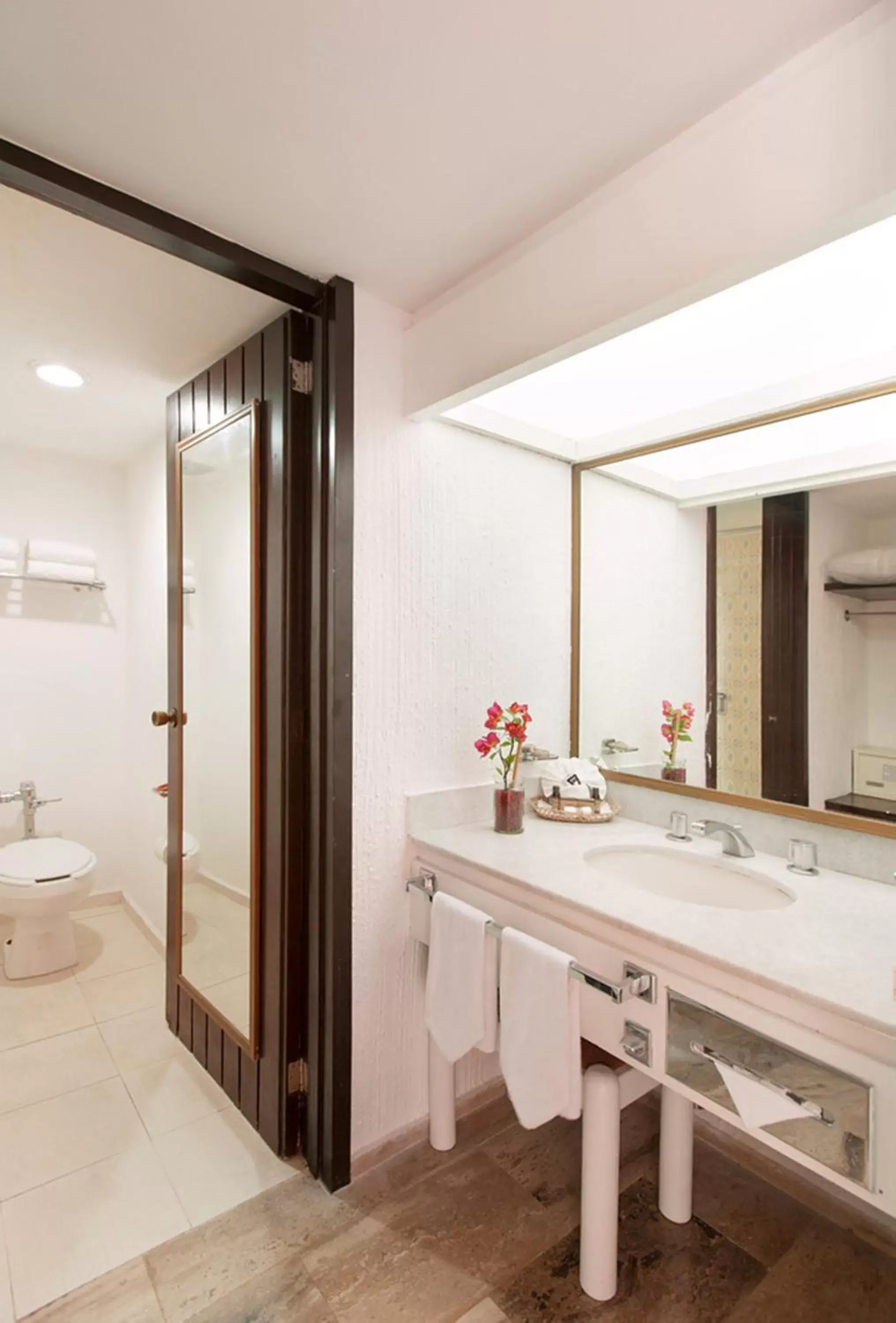 Toilet, Bathroom in El Cid Granada Hotel & Country Club