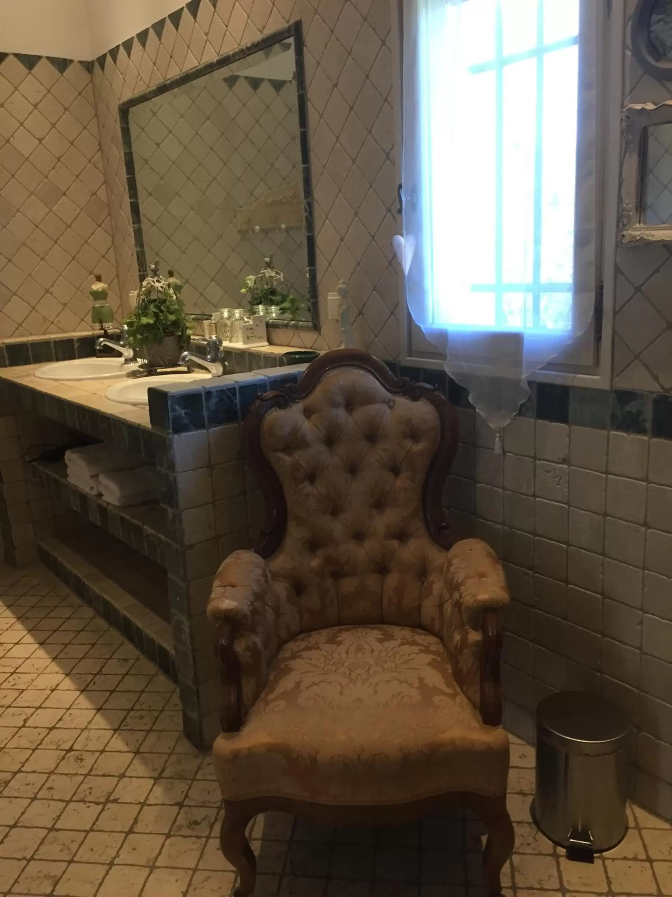 Bathroom, Seating Area in Mas des Comtes de Provence