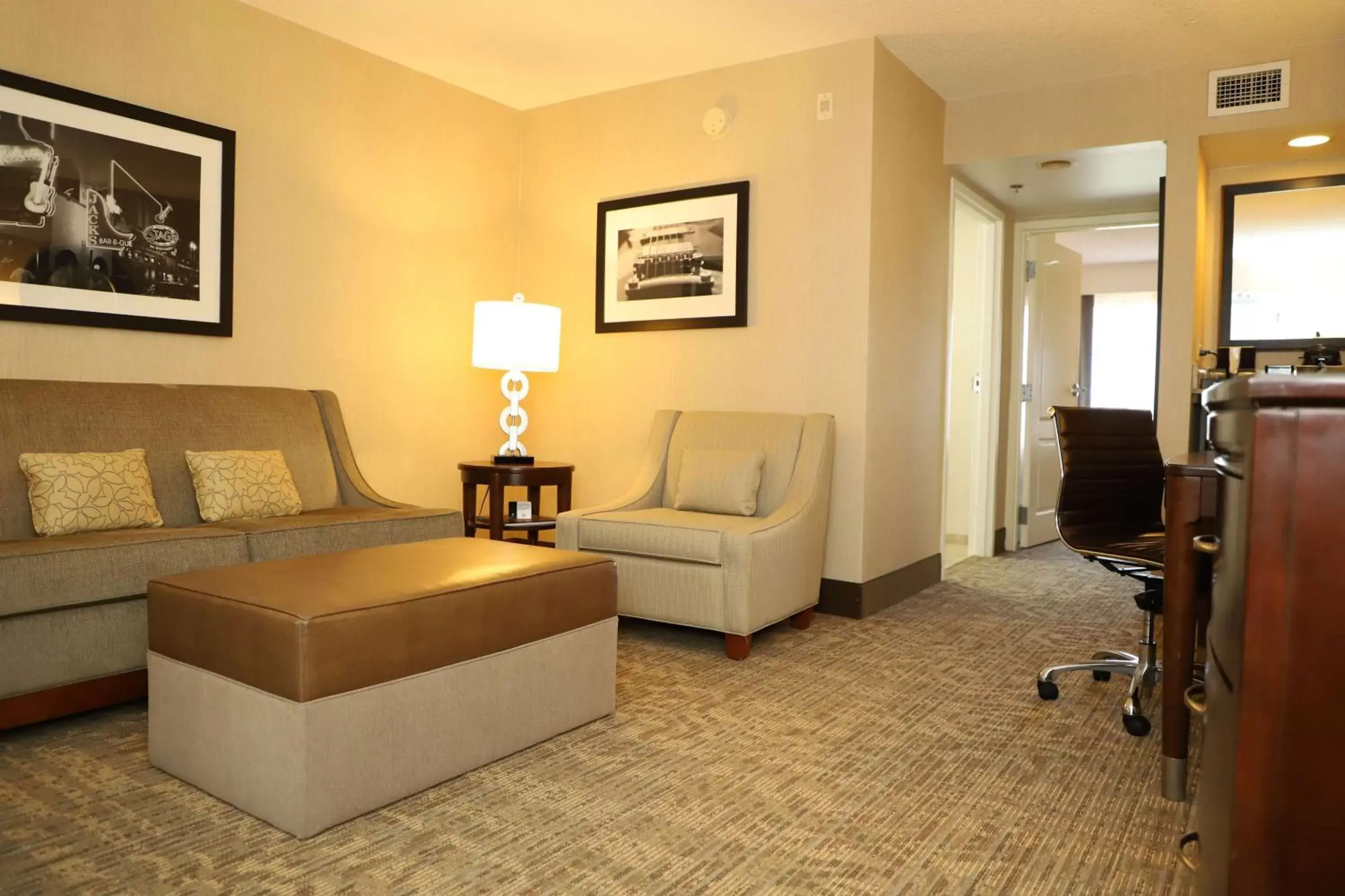 Bedroom, Seating Area in Embassy Suites Nashville - at Vanderbilt