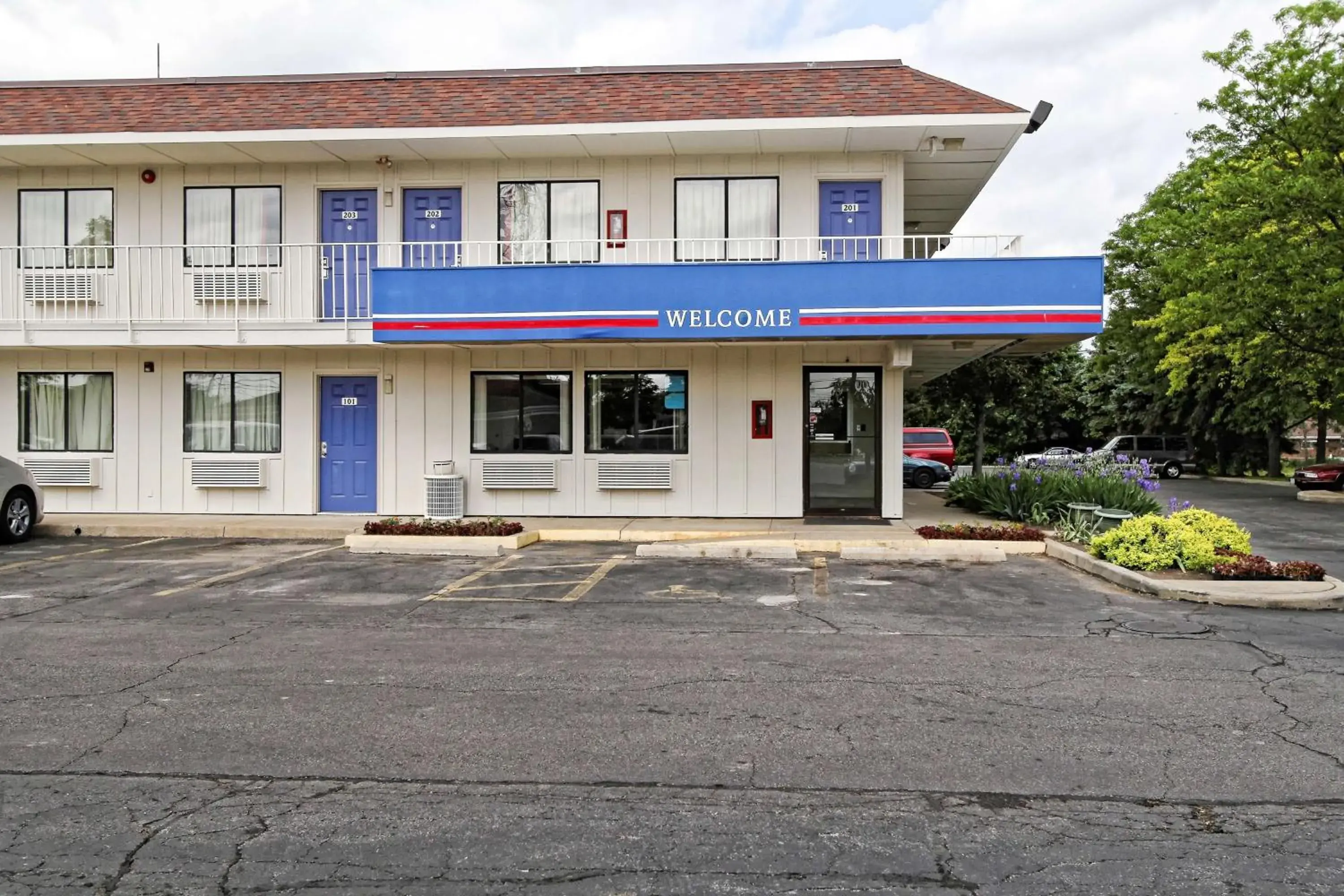 Property building, Facade/Entrance in Motel 6-Amherst, OH - Cleveland West - Lorain