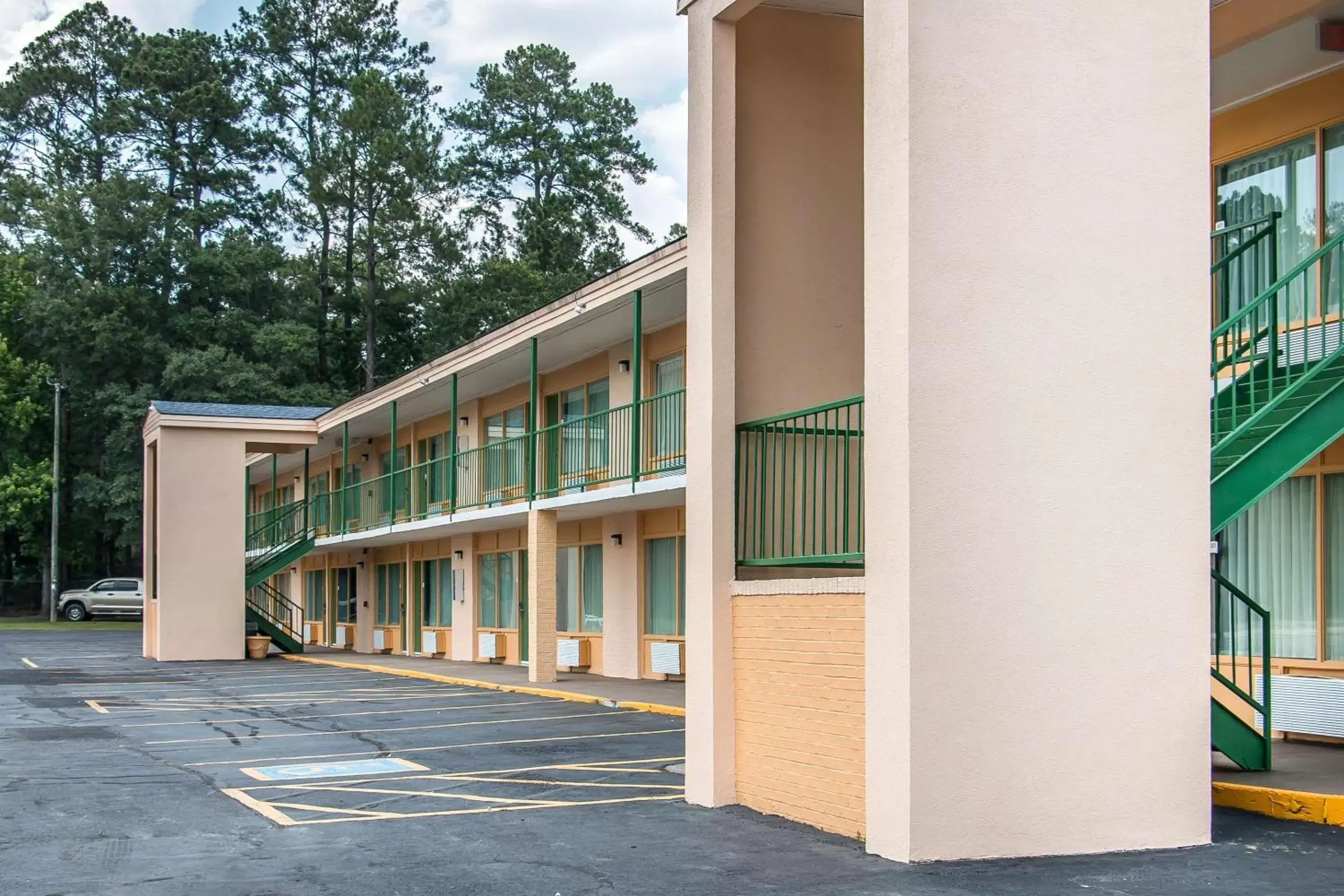 Property Building in Quality Inn Hinesville - Fort Stewart Area, Kitchenette Rooms - Pool - Guest Laundry