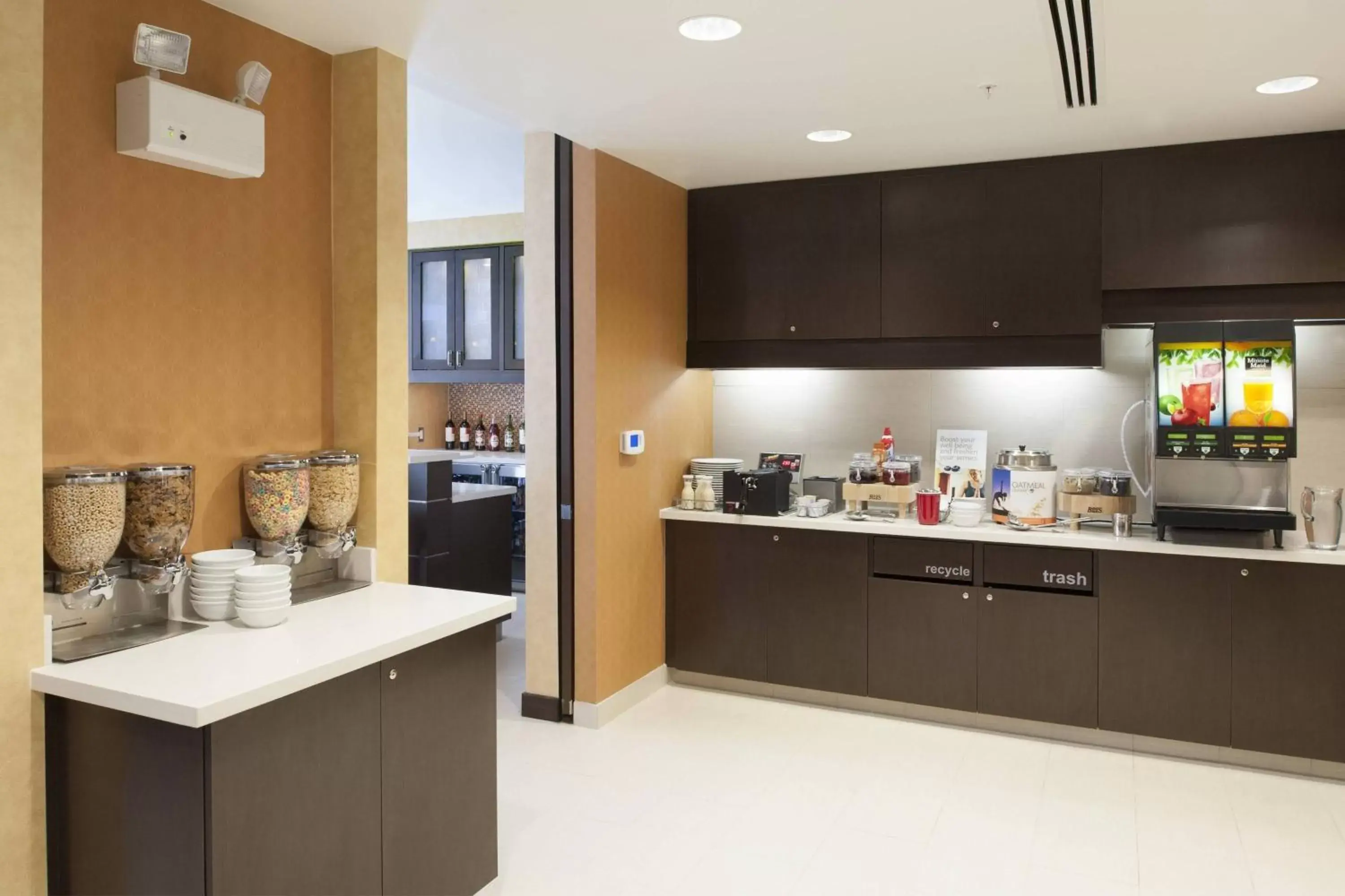 Breakfast, Kitchen/Kitchenette in Residence Inn by Marriott Grand Rapids Airport