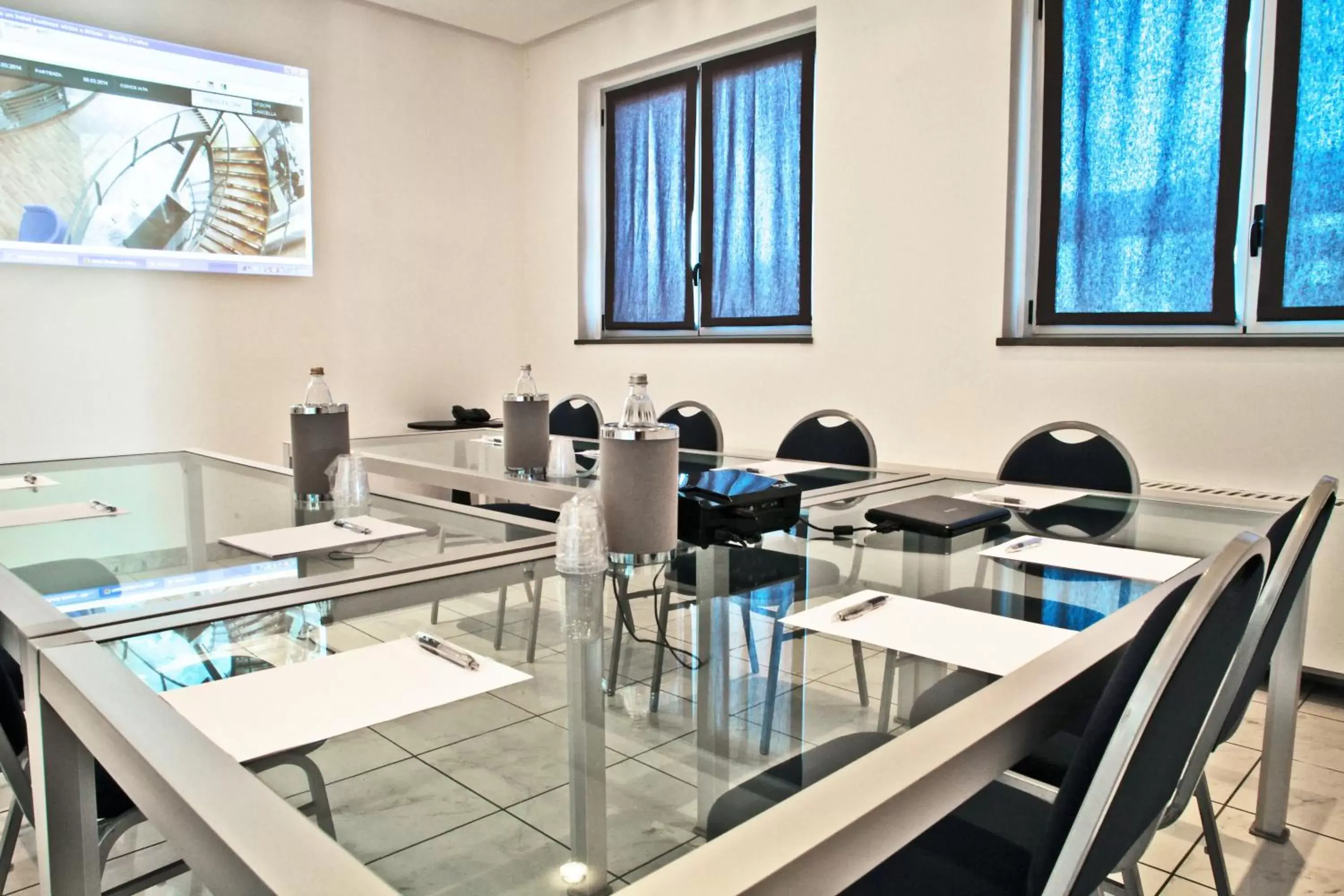 Meeting/conference room, Restaurant/Places to Eat in Hotel Studios