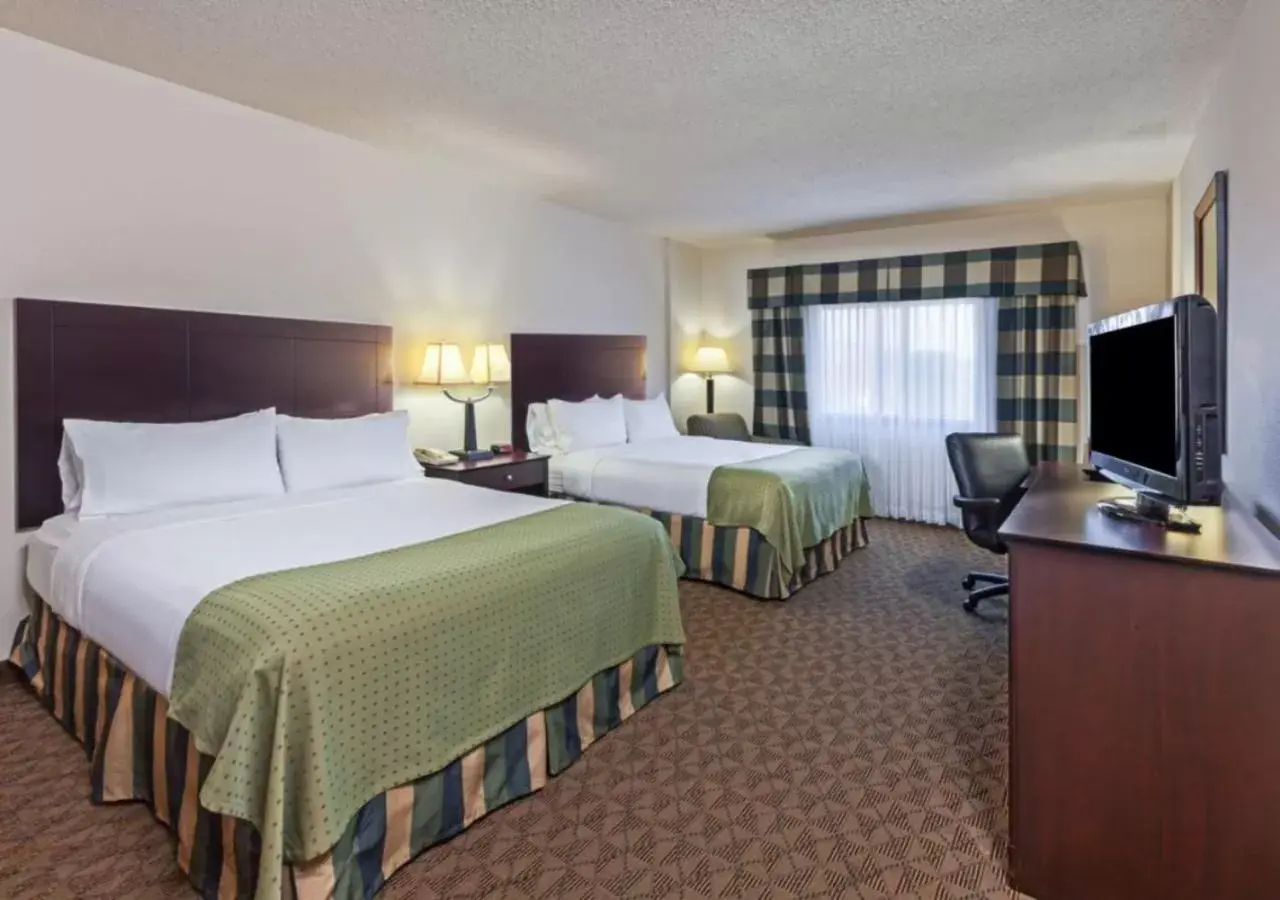 Bedroom, TV/Entertainment Center in Holiday Inn Springdale-Fayetteville Area, an IHG Hotel