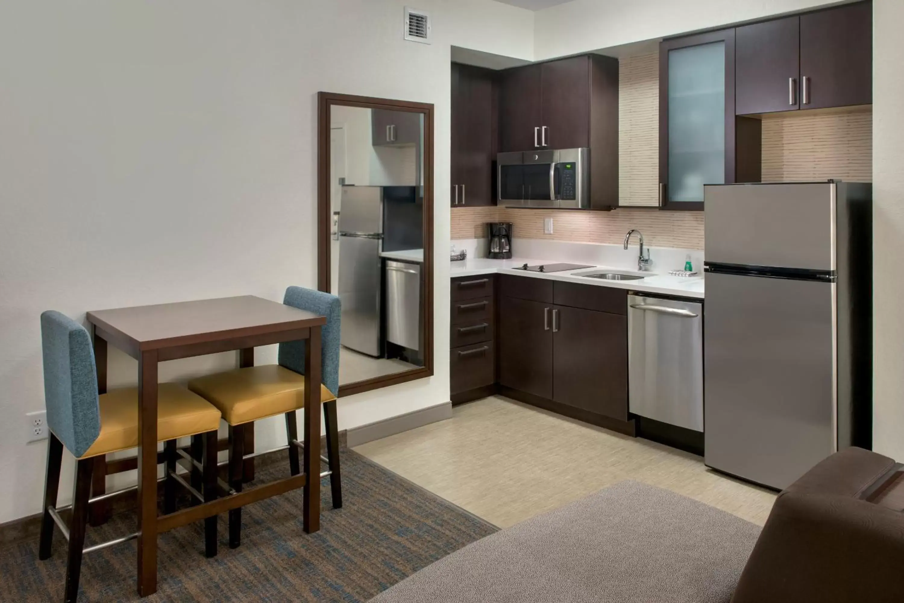 Photo of the whole room, Kitchen/Kitchenette in Residence Inn by Marriott New York Long Island East End
