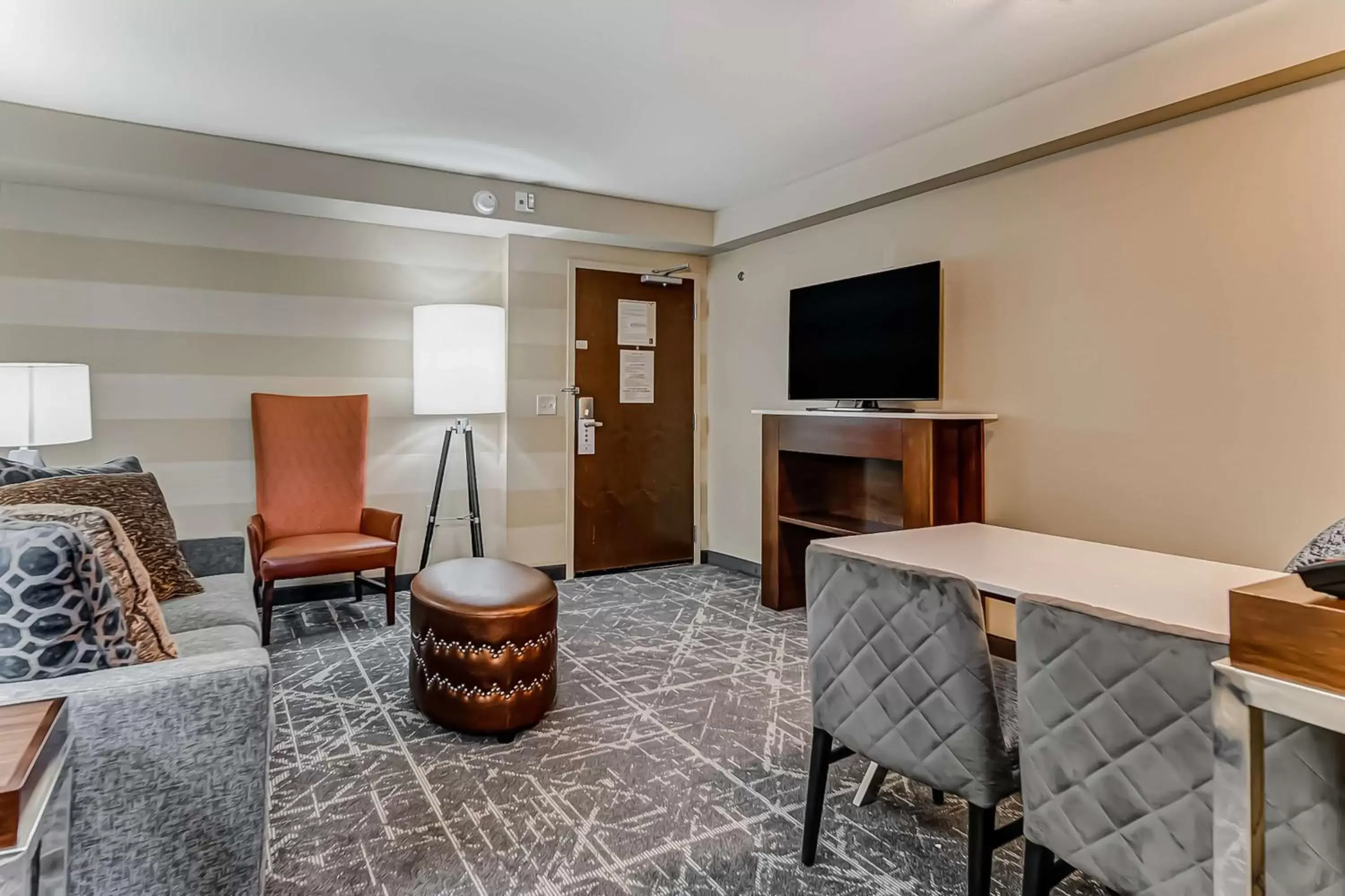 Living room, Seating Area in Embassy Suites Atlanta - Kennesaw Town Center