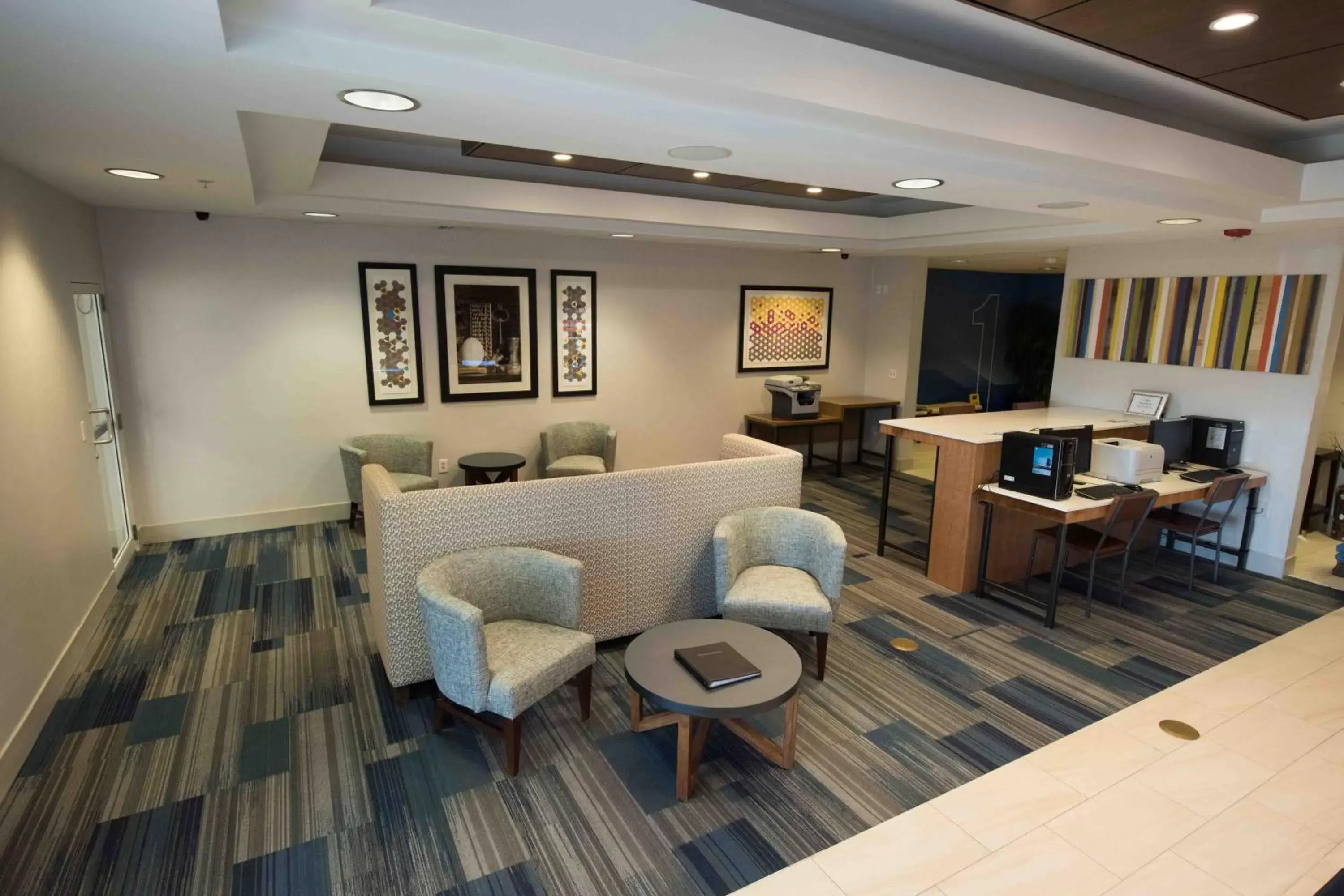 Lobby or reception, Lounge/Bar in Holiday Inn Express Hotel & Suites West Coxsackie, an IHG Hotel