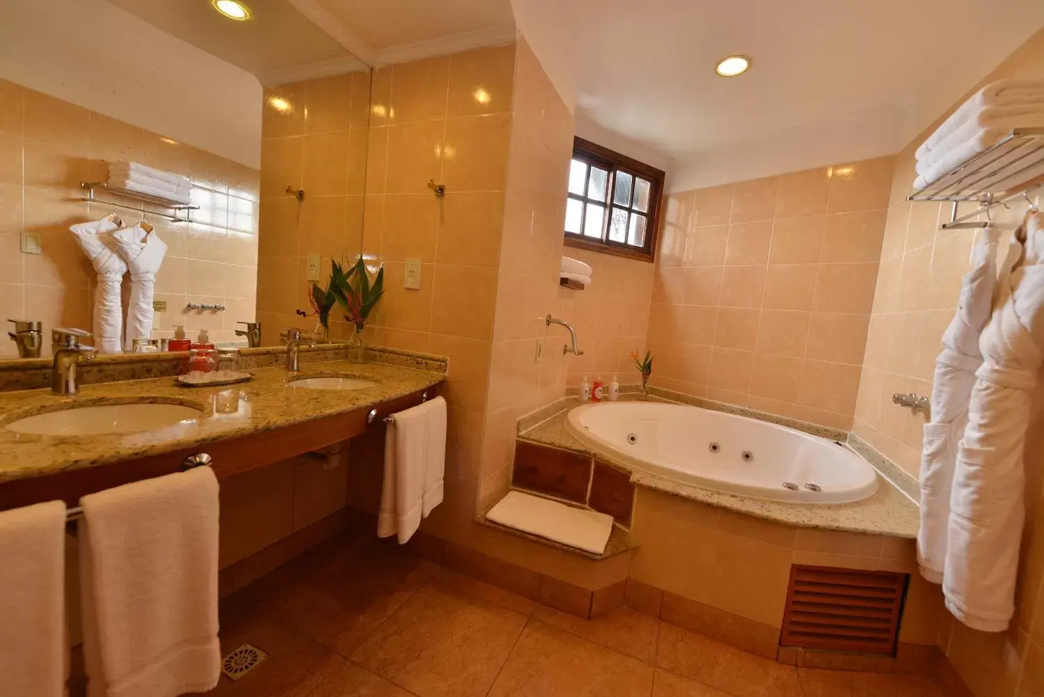 Hot Tub, Bathroom in Hotel Saint George