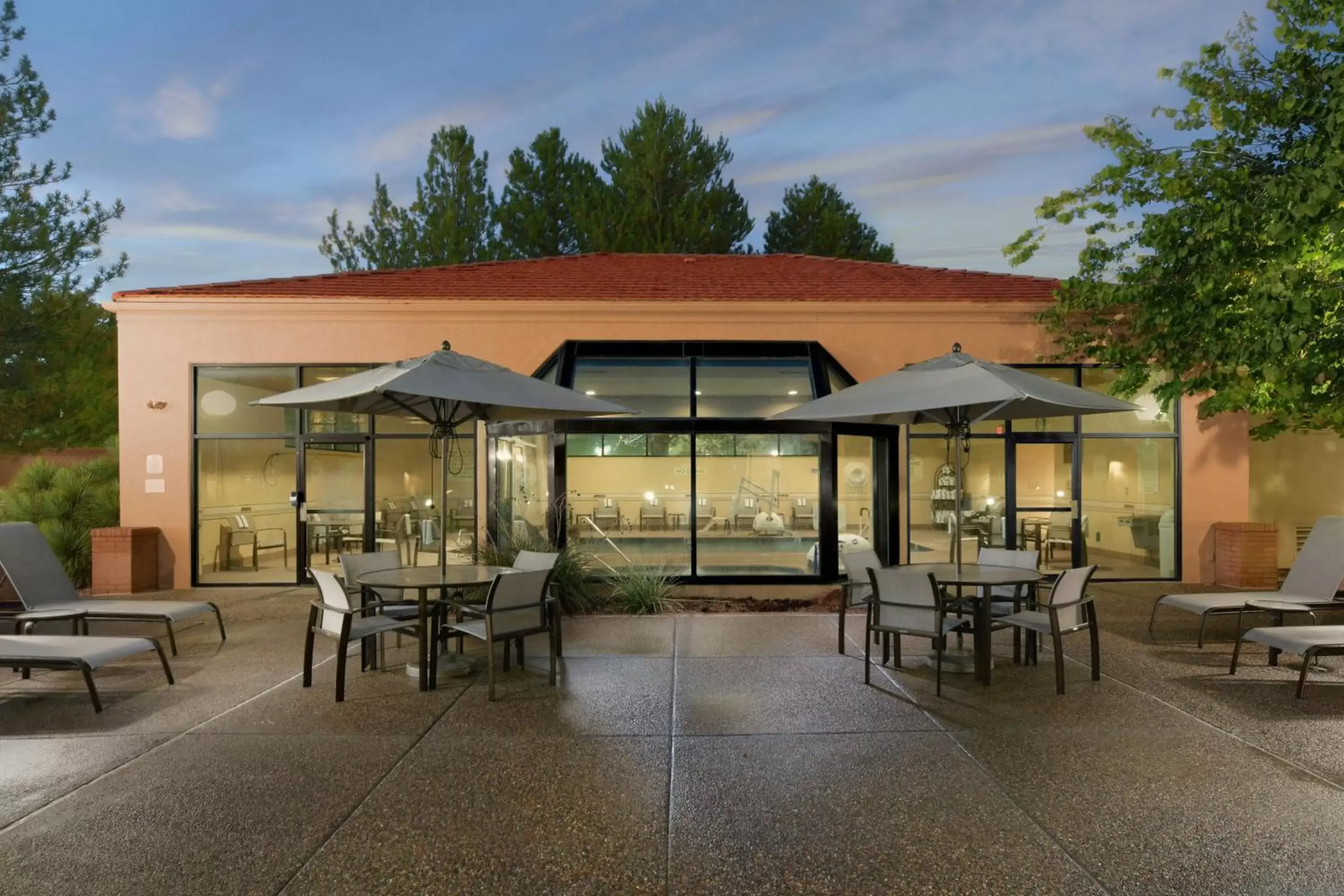 Swimming pool, Restaurant/Places to Eat in Courtyard by Marriott Albuquerque Airport