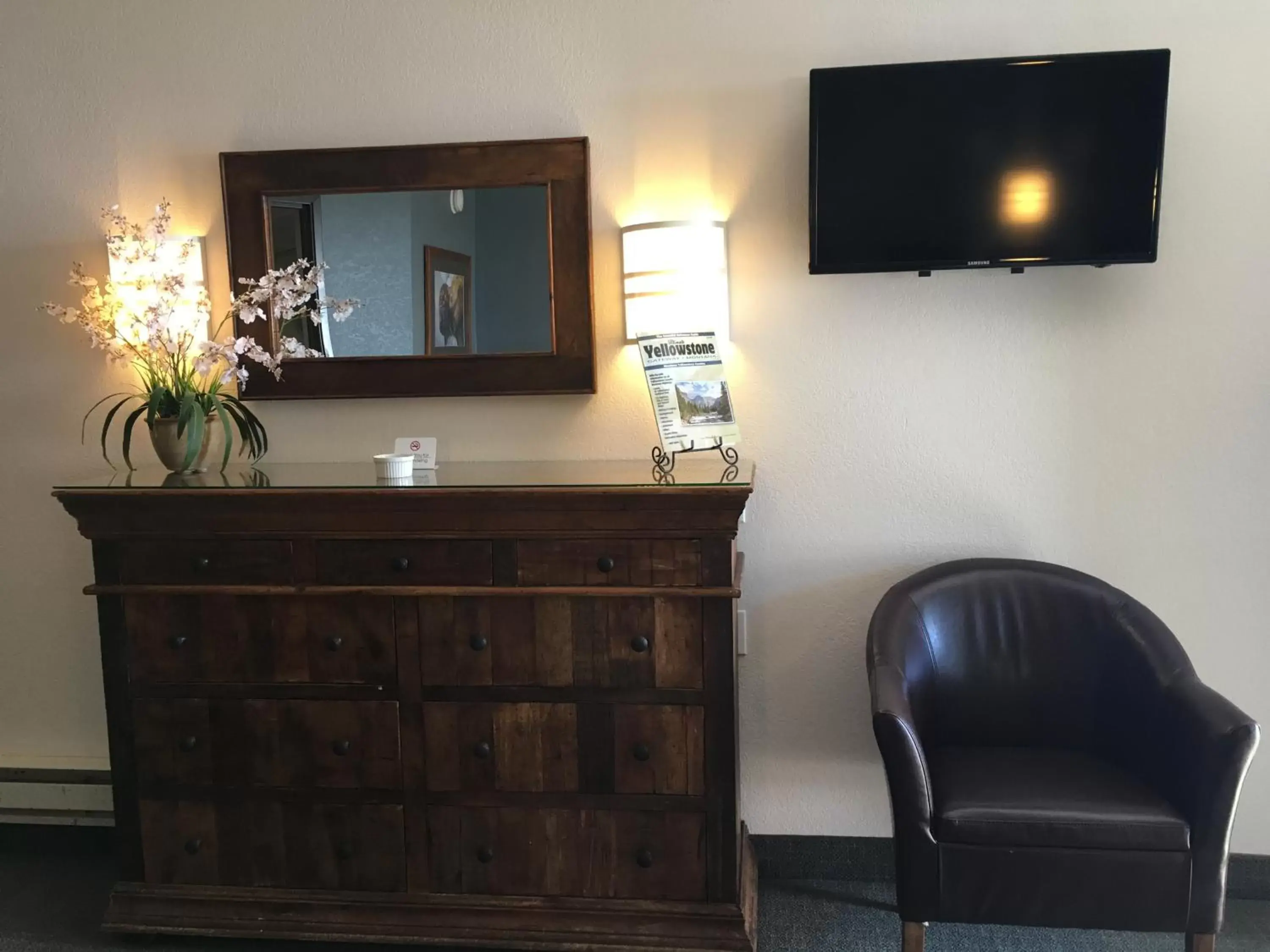 Seating area, Lobby/Reception in Travelodge by Wyndham Gardiner Yellowstone Park North Entr