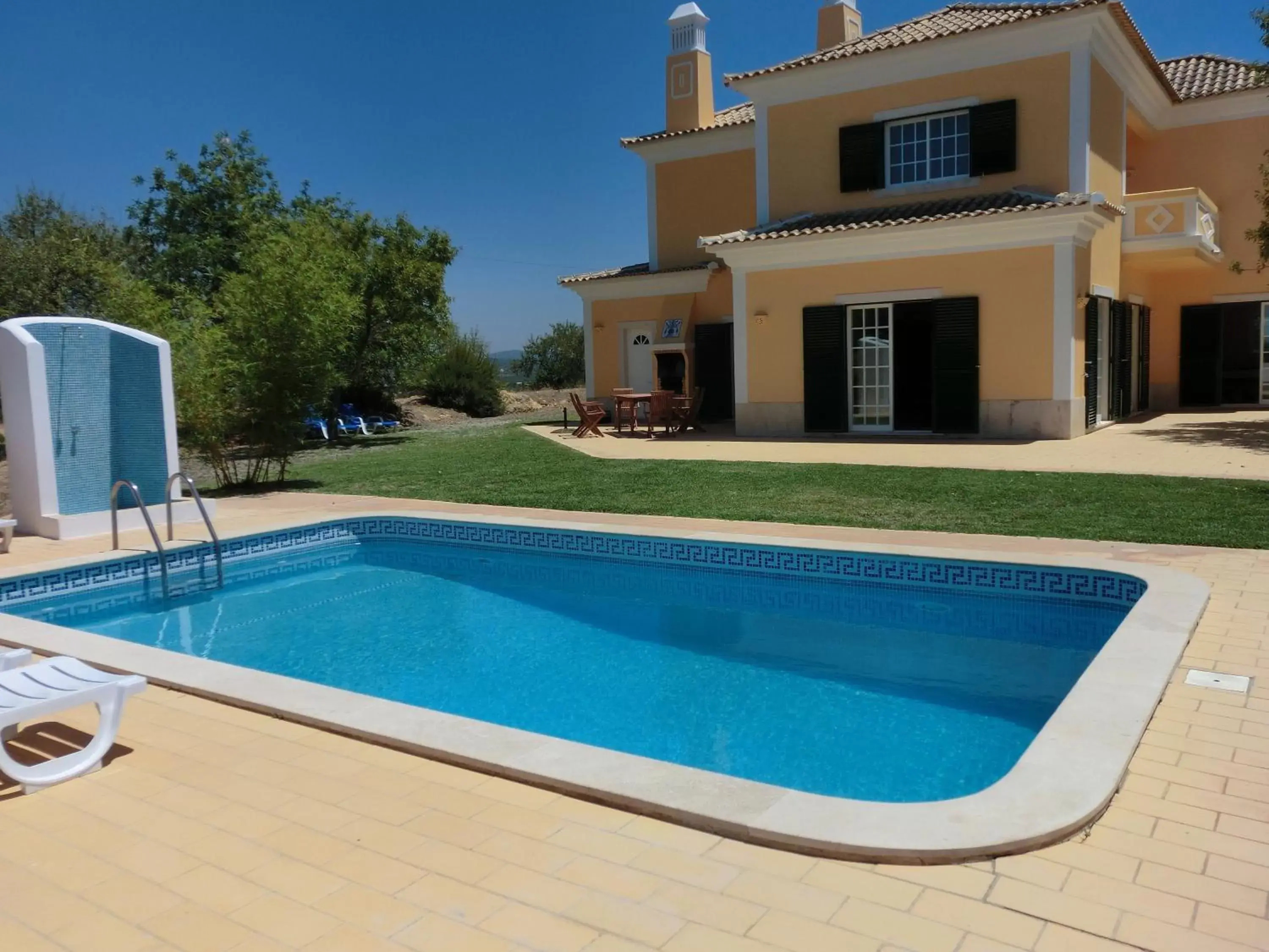 Communal lounge/ TV room, Swimming Pool in Casa dos Ventos