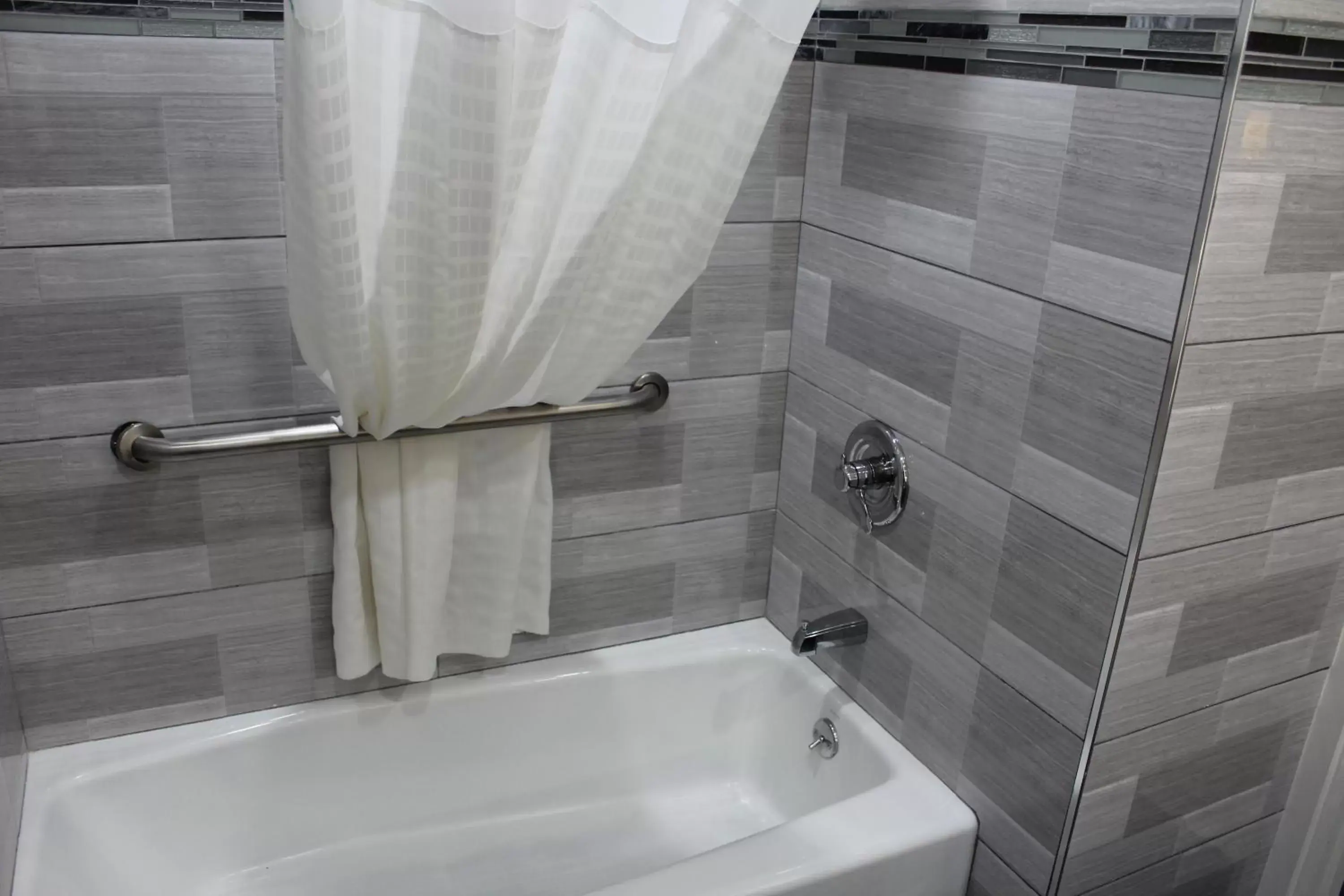 Bath, Bathroom in Mirage Inn & Suites