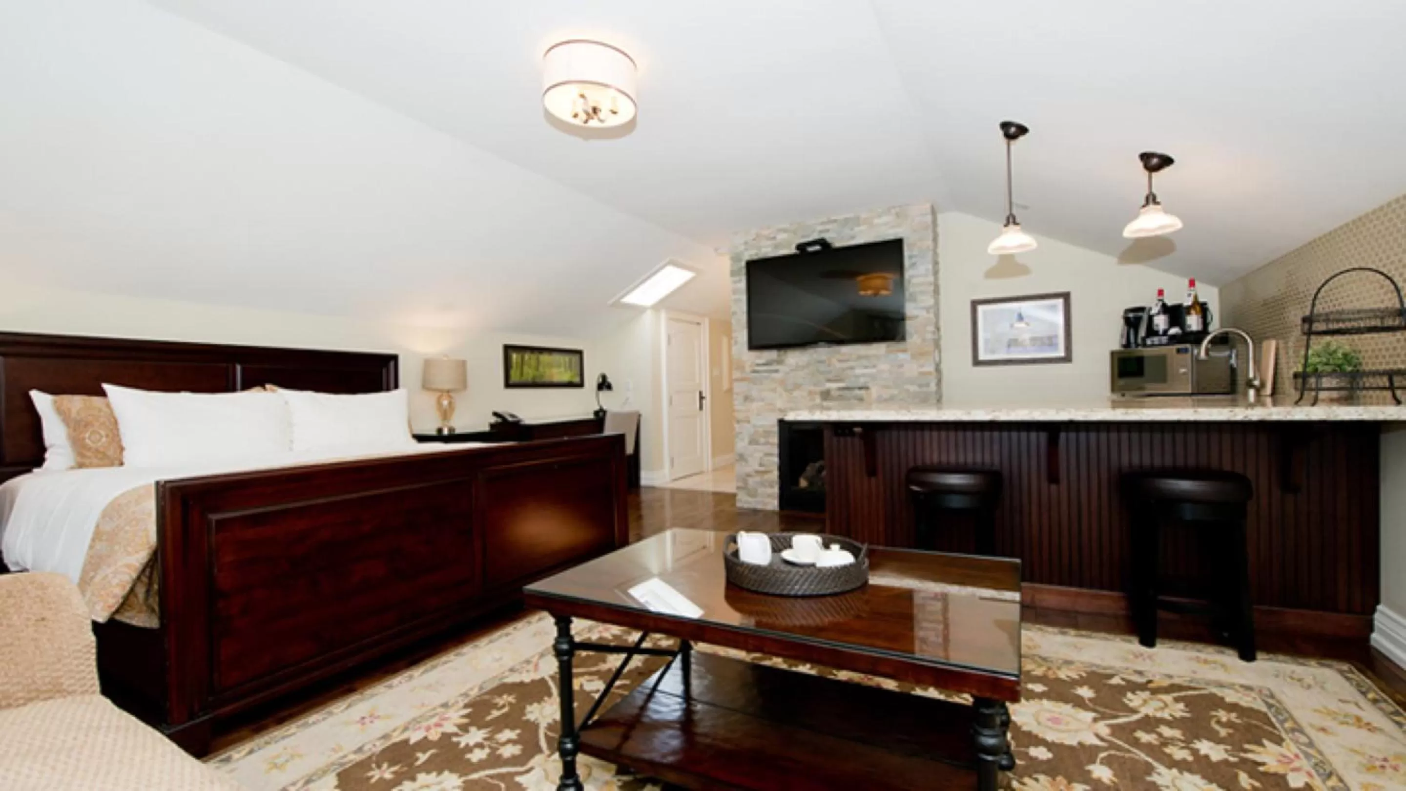 TV and multimedia, Bed in 124 on Queen Hotel & Spa