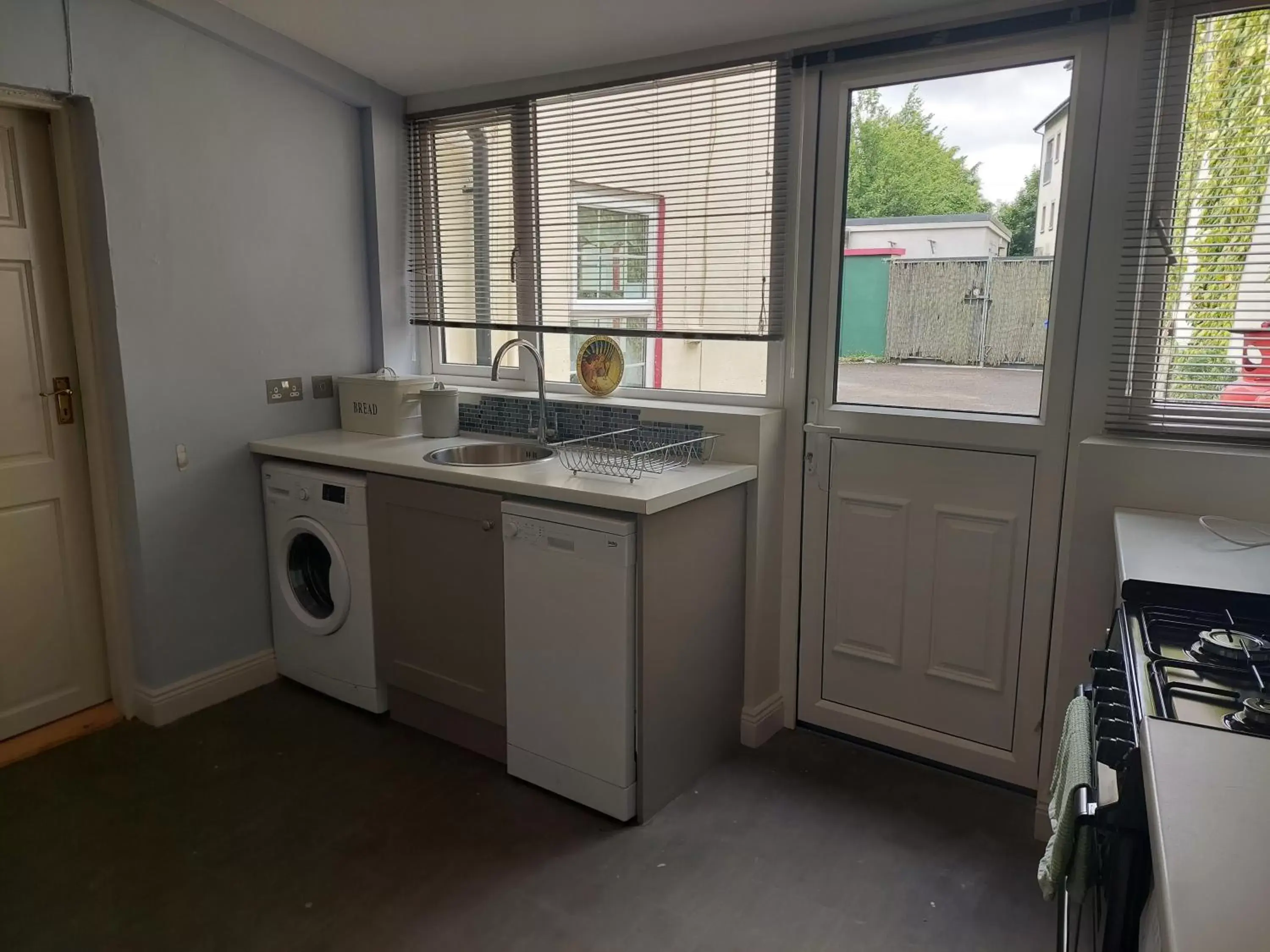 Kitchen/Kitchenette in The Courtyard Apartments