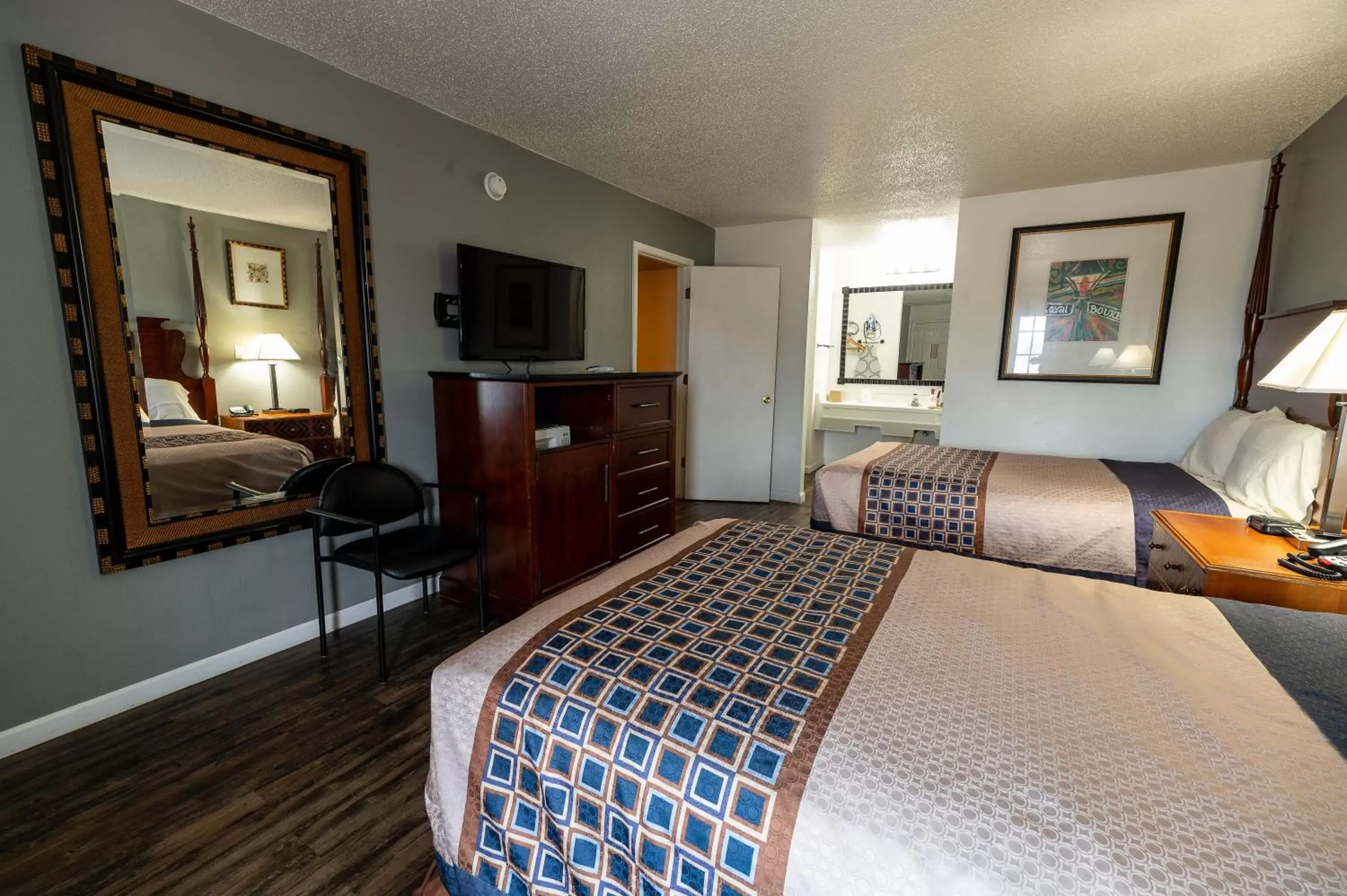 Bed in American Inn & Suites Russellville